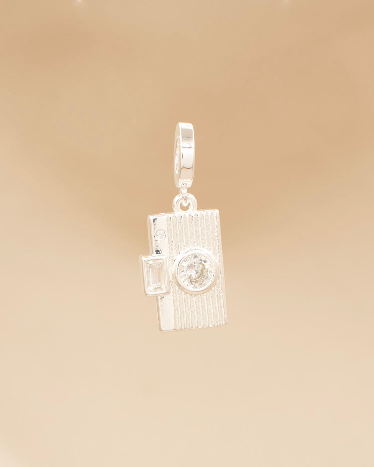 DIJE CAMARA BAÑO EN PLATA