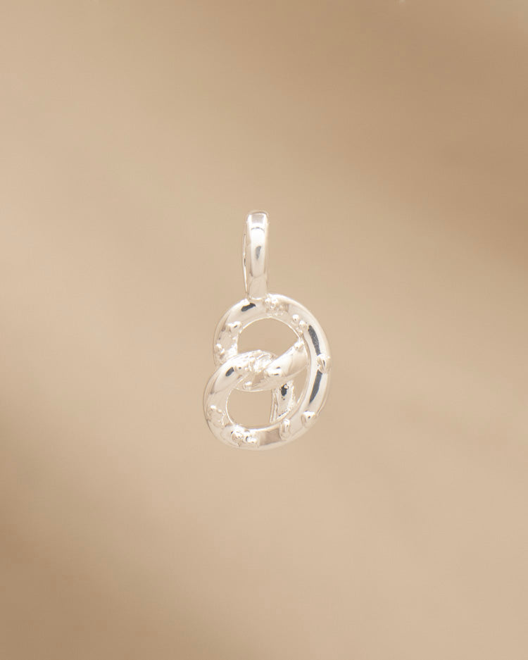 DIJE PRETZEL PEQUEÑO BAÑO EN PLATA