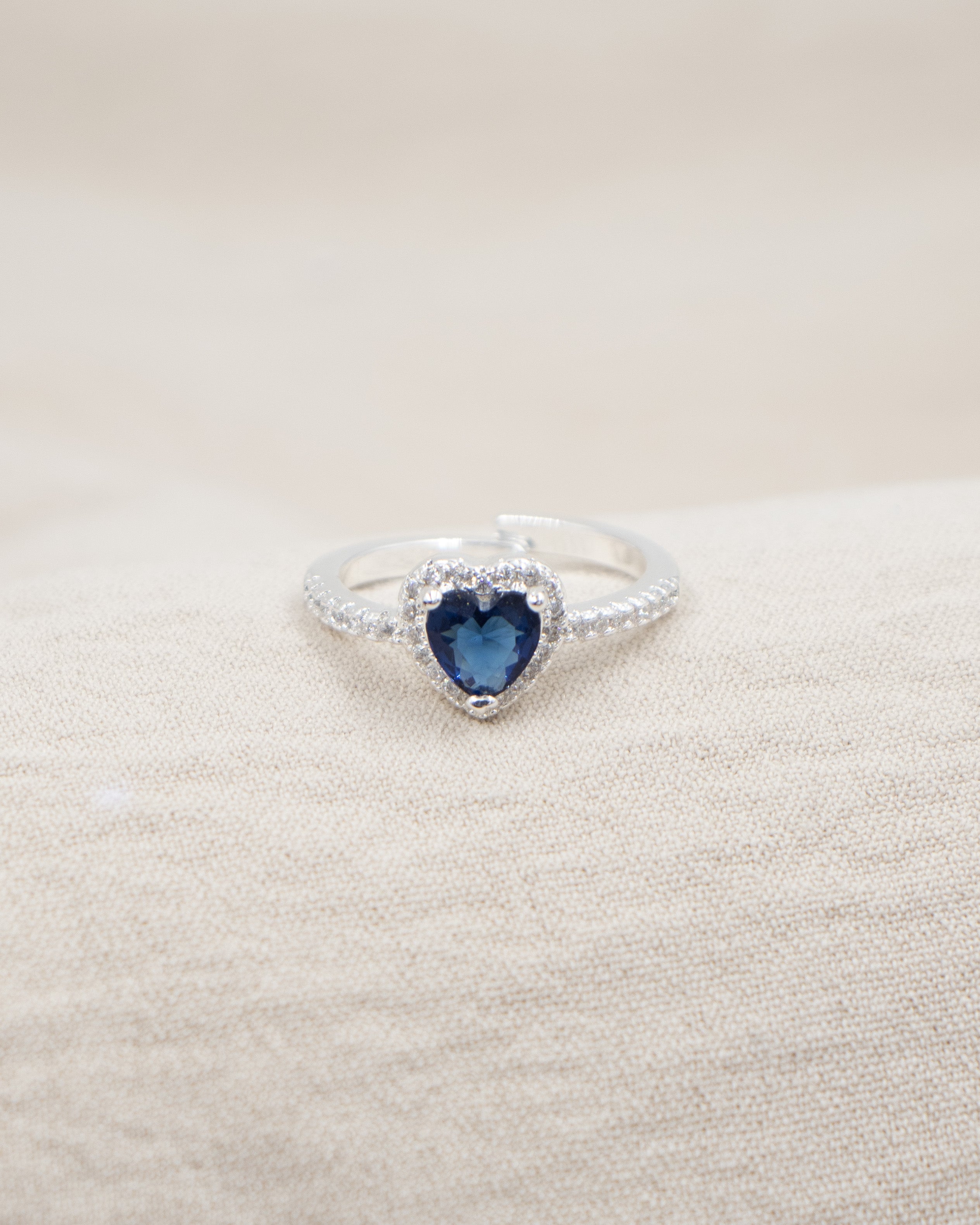 ANILLO CORAZÓN INCRUSTADO BAÑO DE PLATA