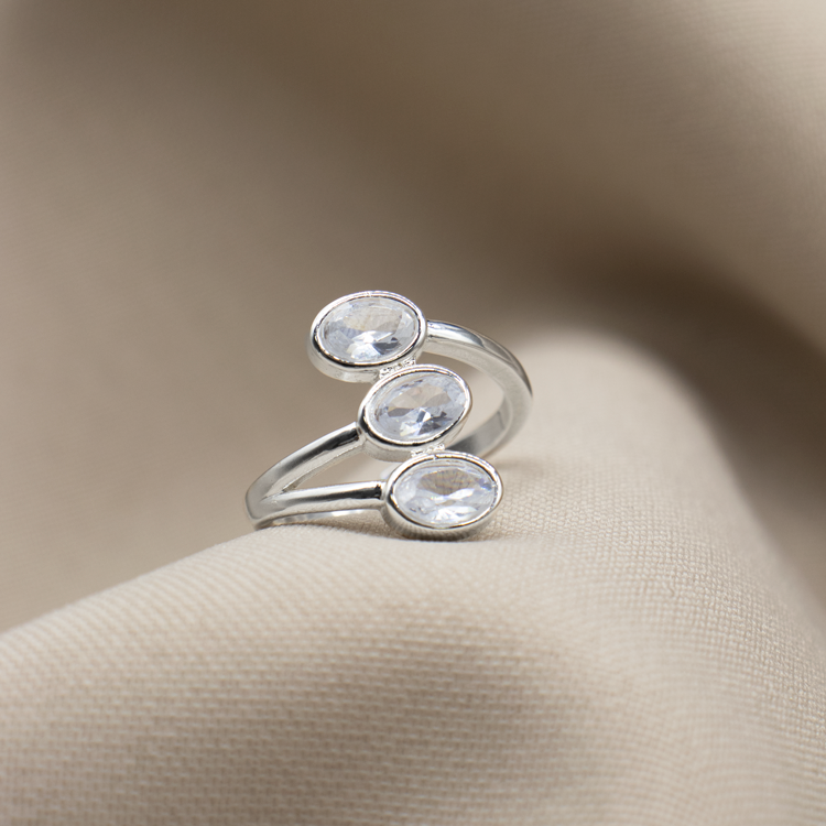 ANILLO TRES CIRCONES BAÑO DE PLATA