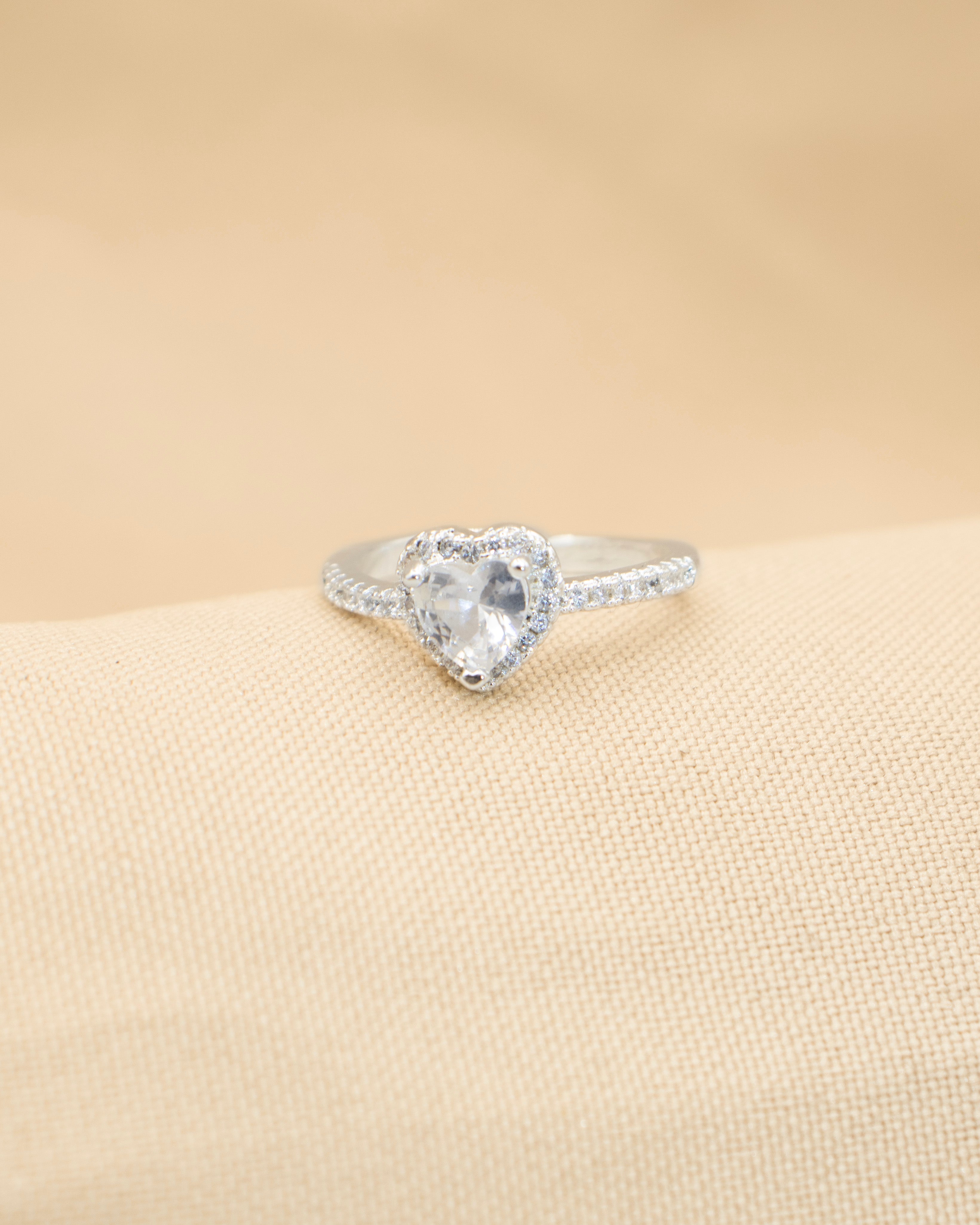 ANILLO CORAZÓN INCRUSTADO BAÑO DE PLATA