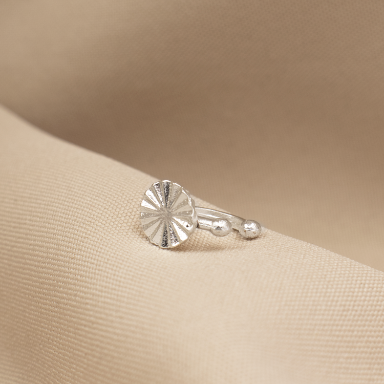 EARCUFF FLOR PLANA BAÑO DE PLATA