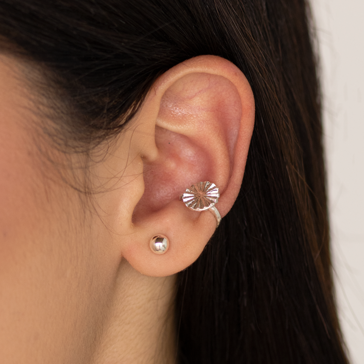 EARCUFF FLOR PLANA BAÑO DE PLATA