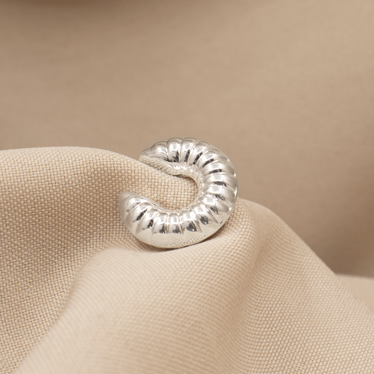 EARCUFF ORUGA BAÑO DE PLATA