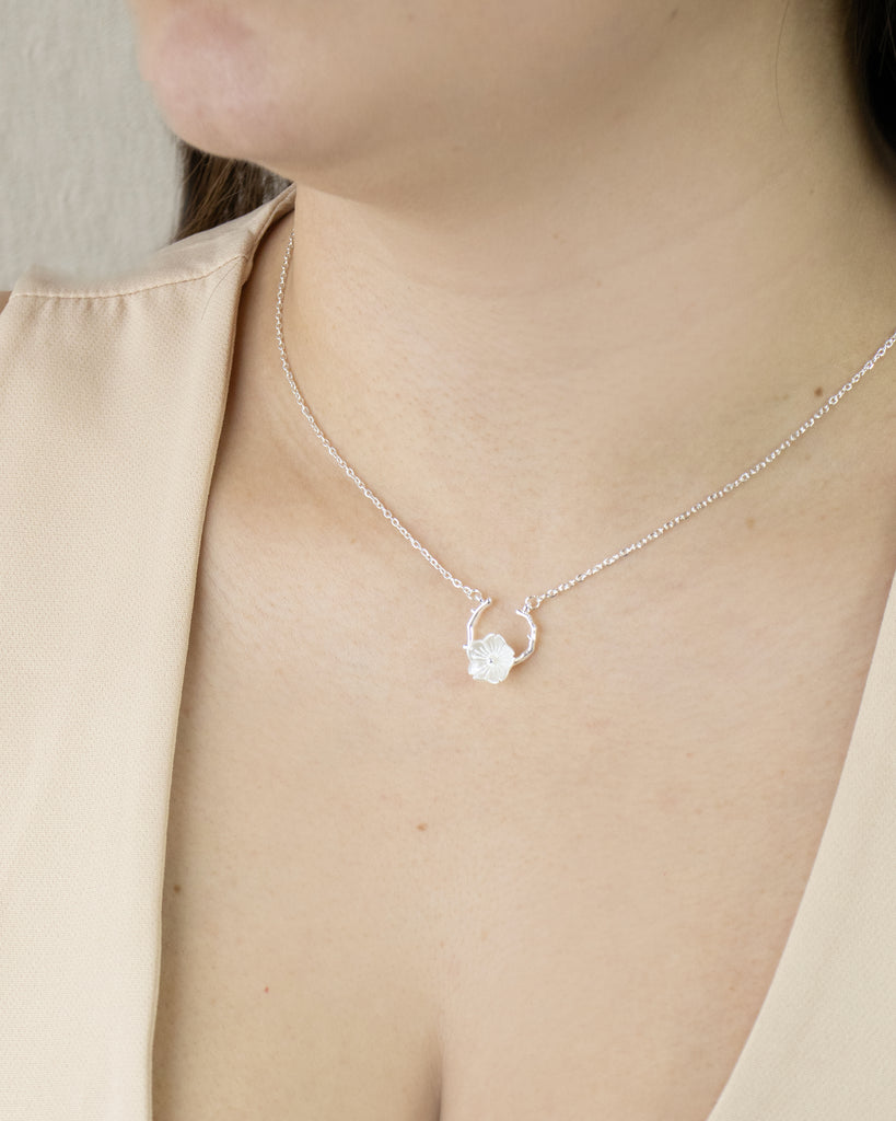 CADENA FLOR CEREZO BAÑO DE PLATA