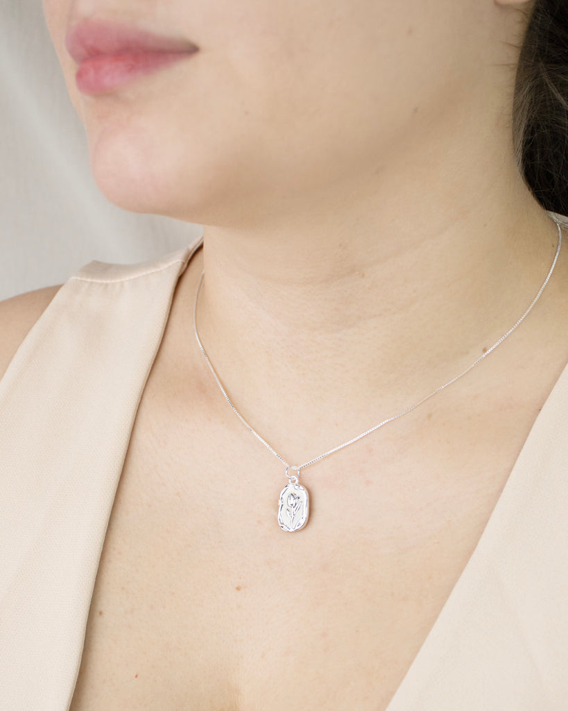 DIJE TULIPAN BLANCA BAÑO EN PLATA