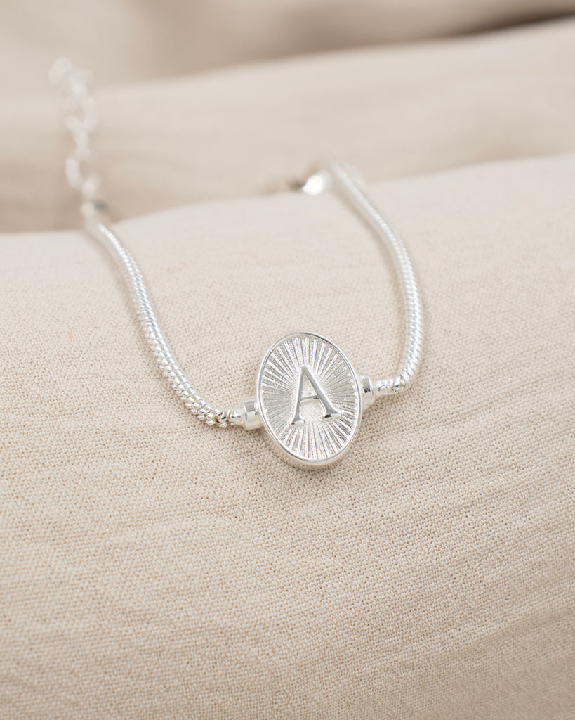 PULSERA MEDALLA INICIAL BAÑO EN PLATA