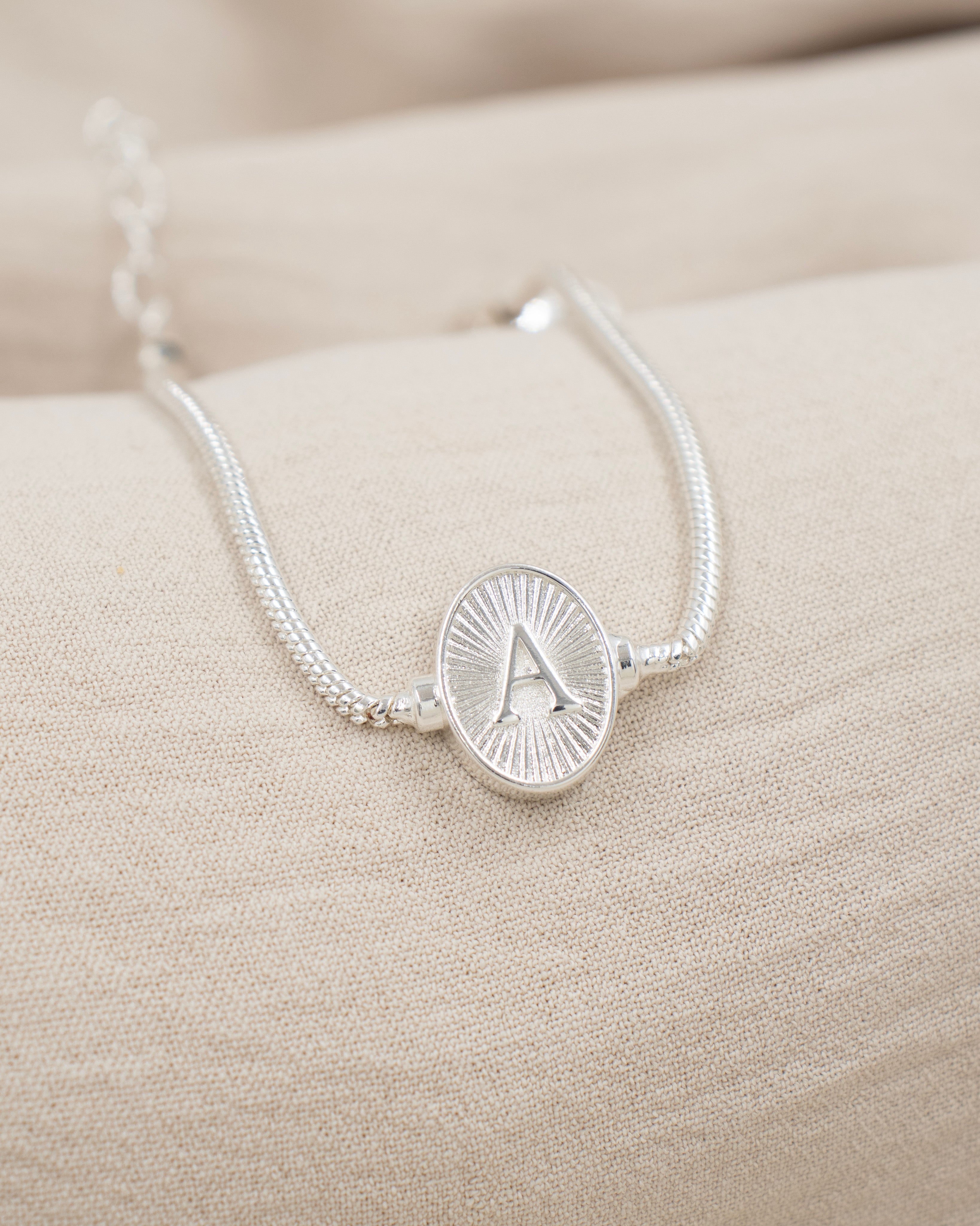 PULSERA MEDALLA INICIAL BAÑO EN PLATA