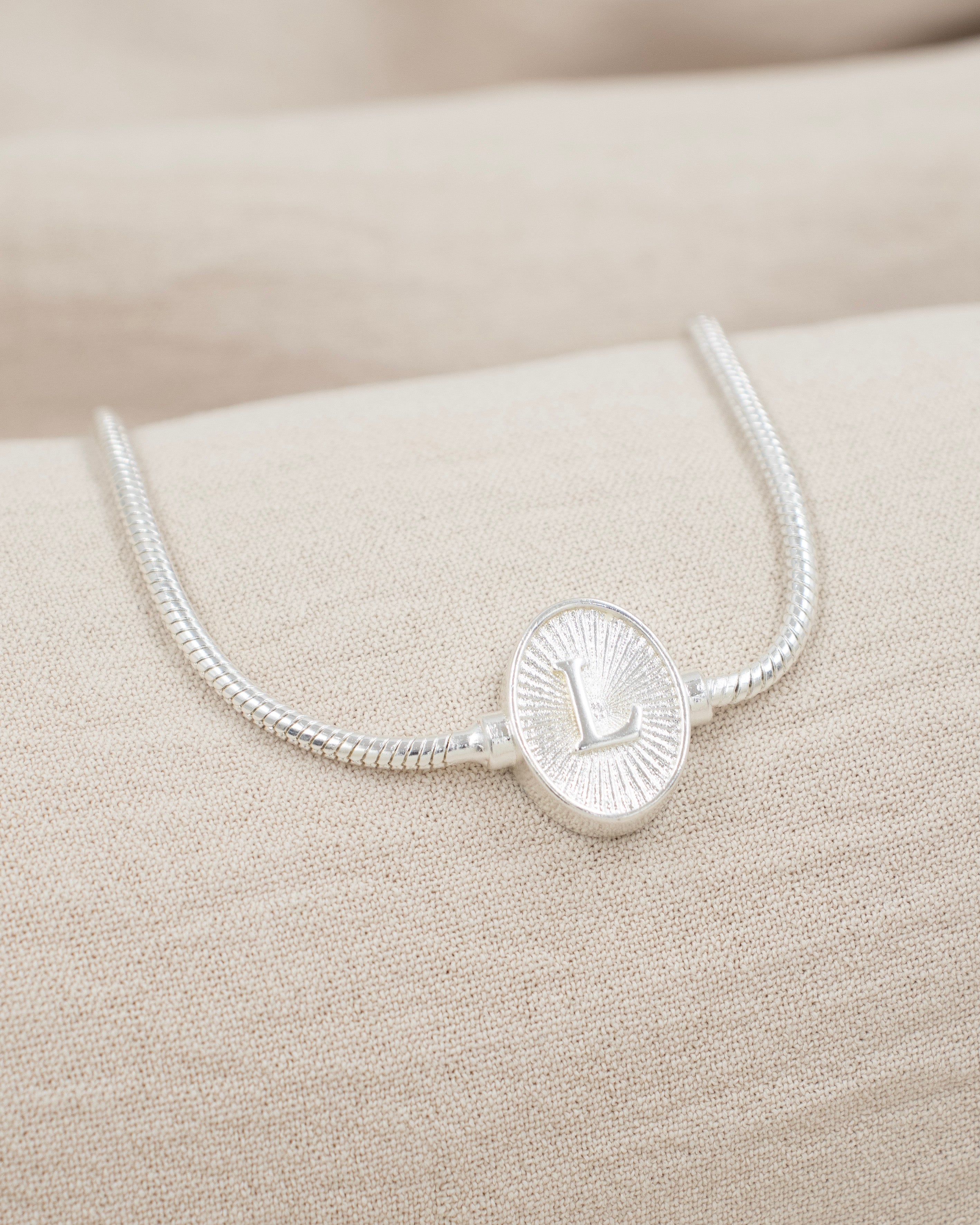 PULSERA MEDALLA INICIAL BAÑO EN PLATA