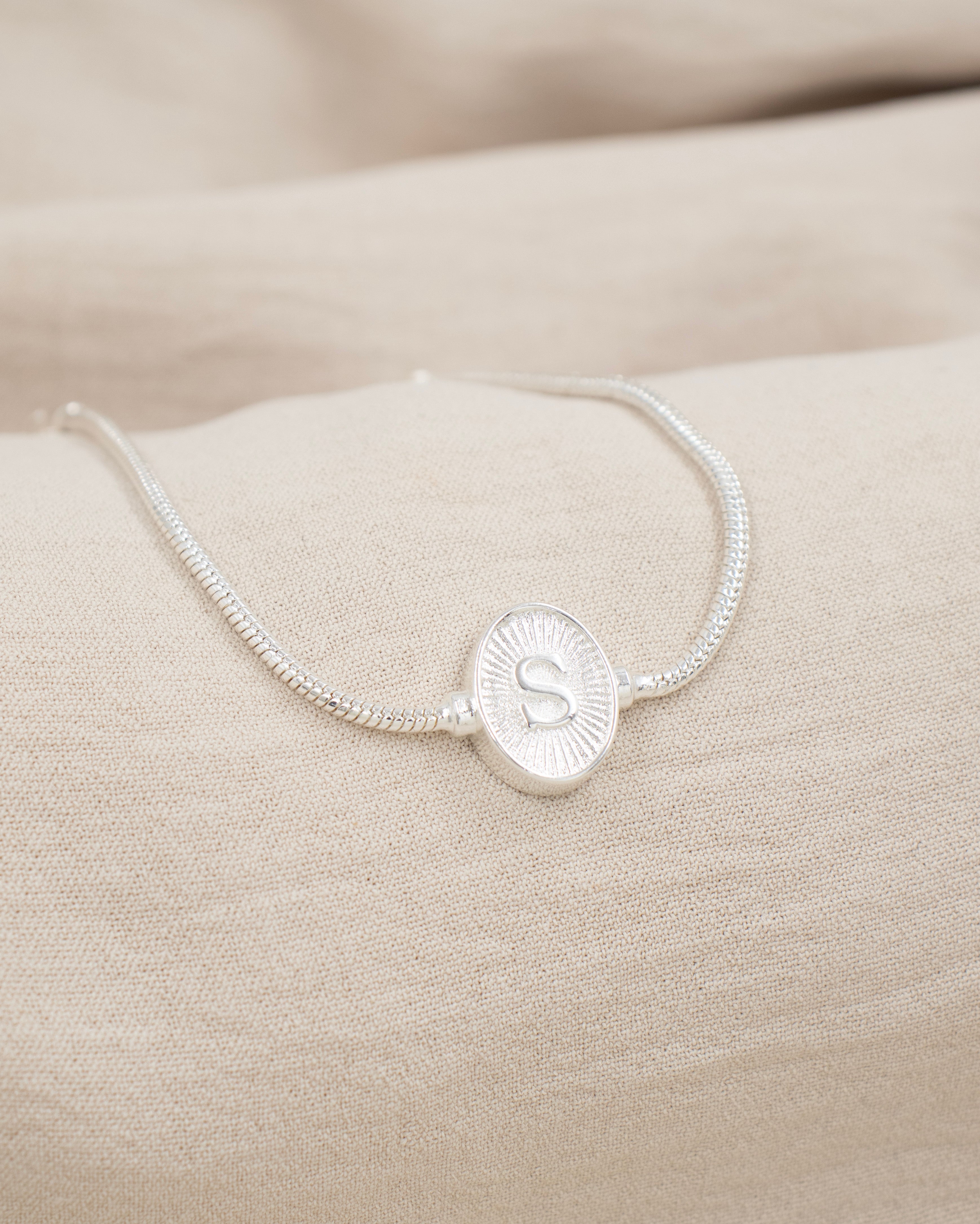 PULSERA MEDALLA INICIAL BAÑO EN PLATA