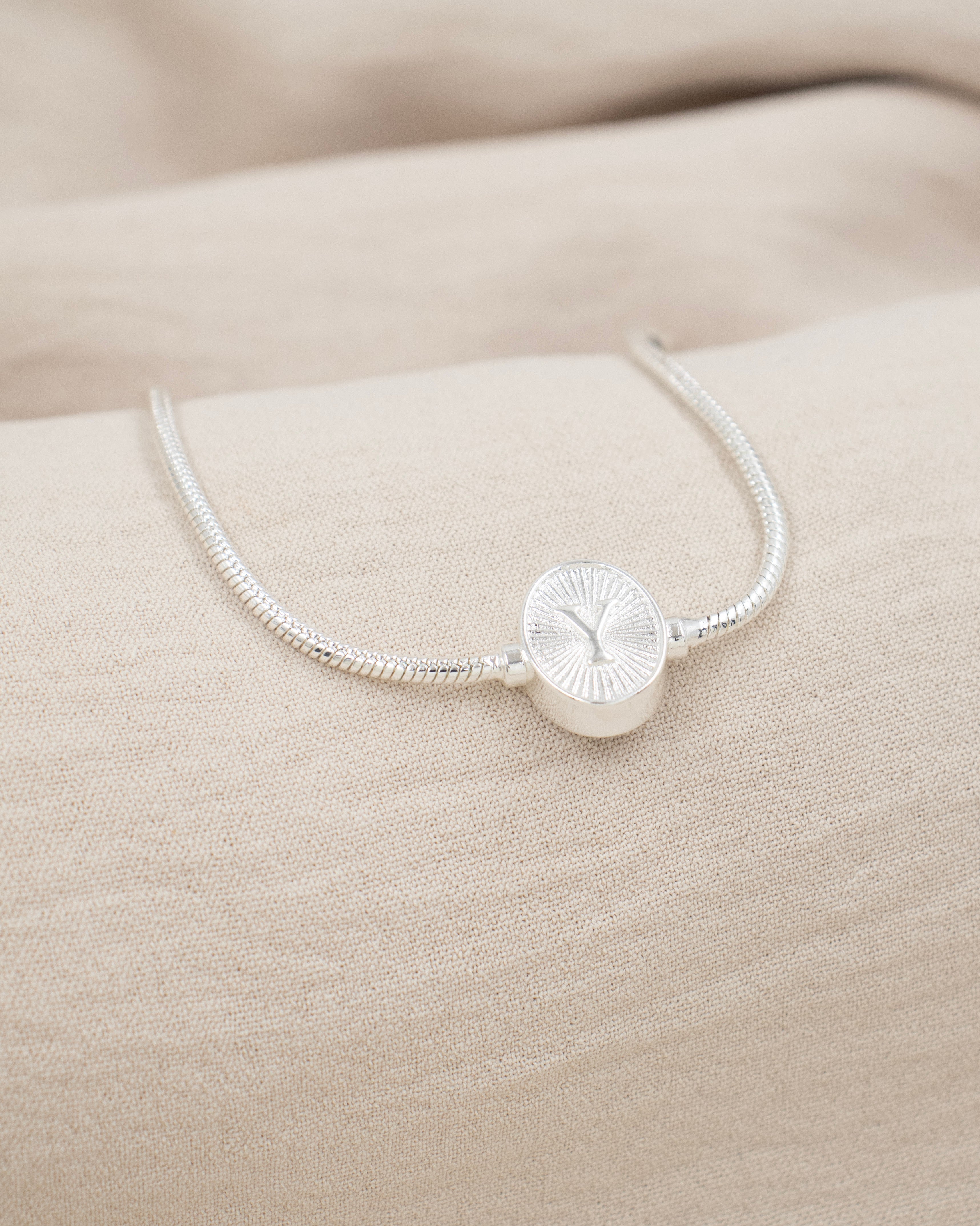 PULSERA MEDALLA INICIAL BAÑO EN PLATA