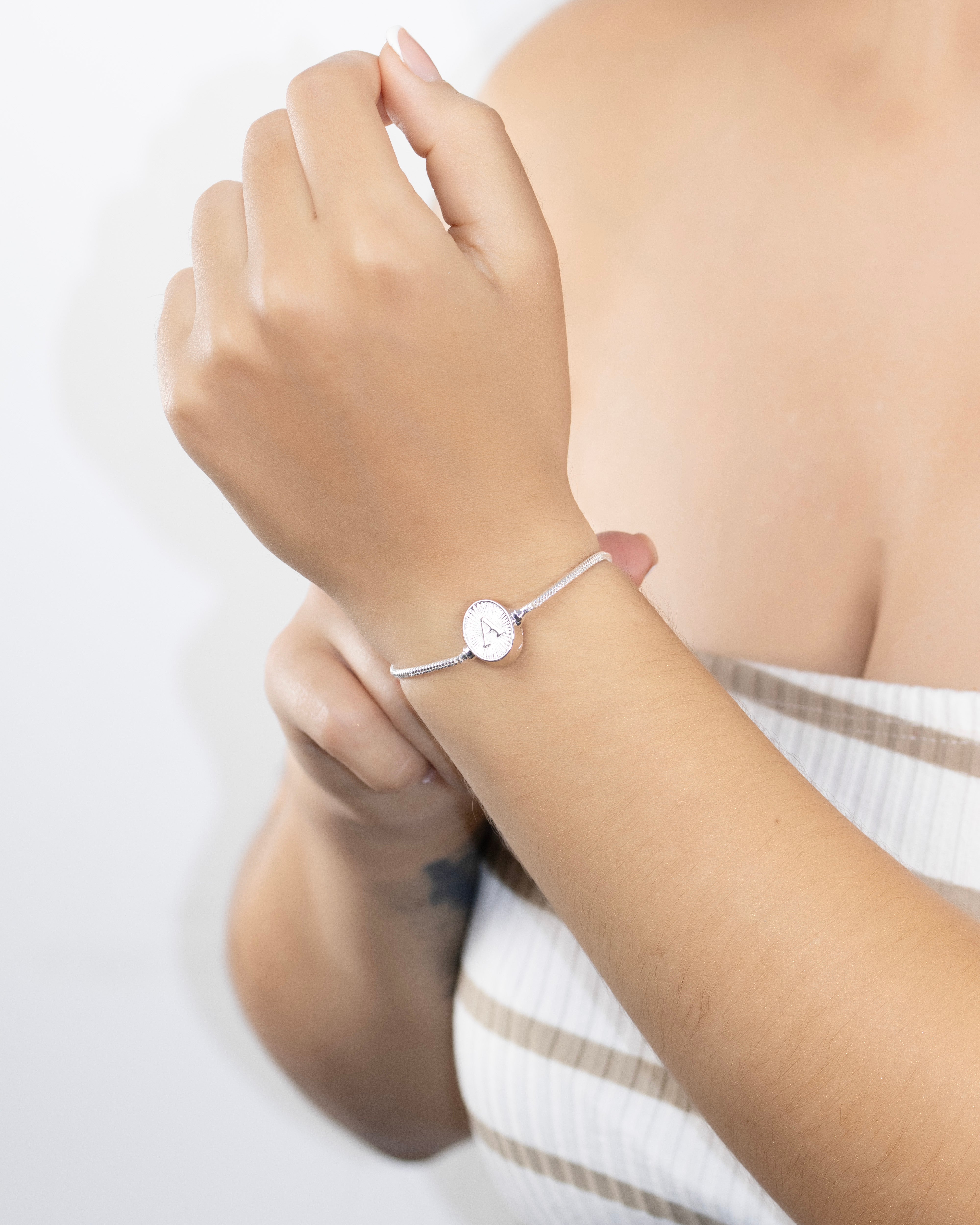 PULSERA MEDALLA INICIAL BAÑO EN PLATA