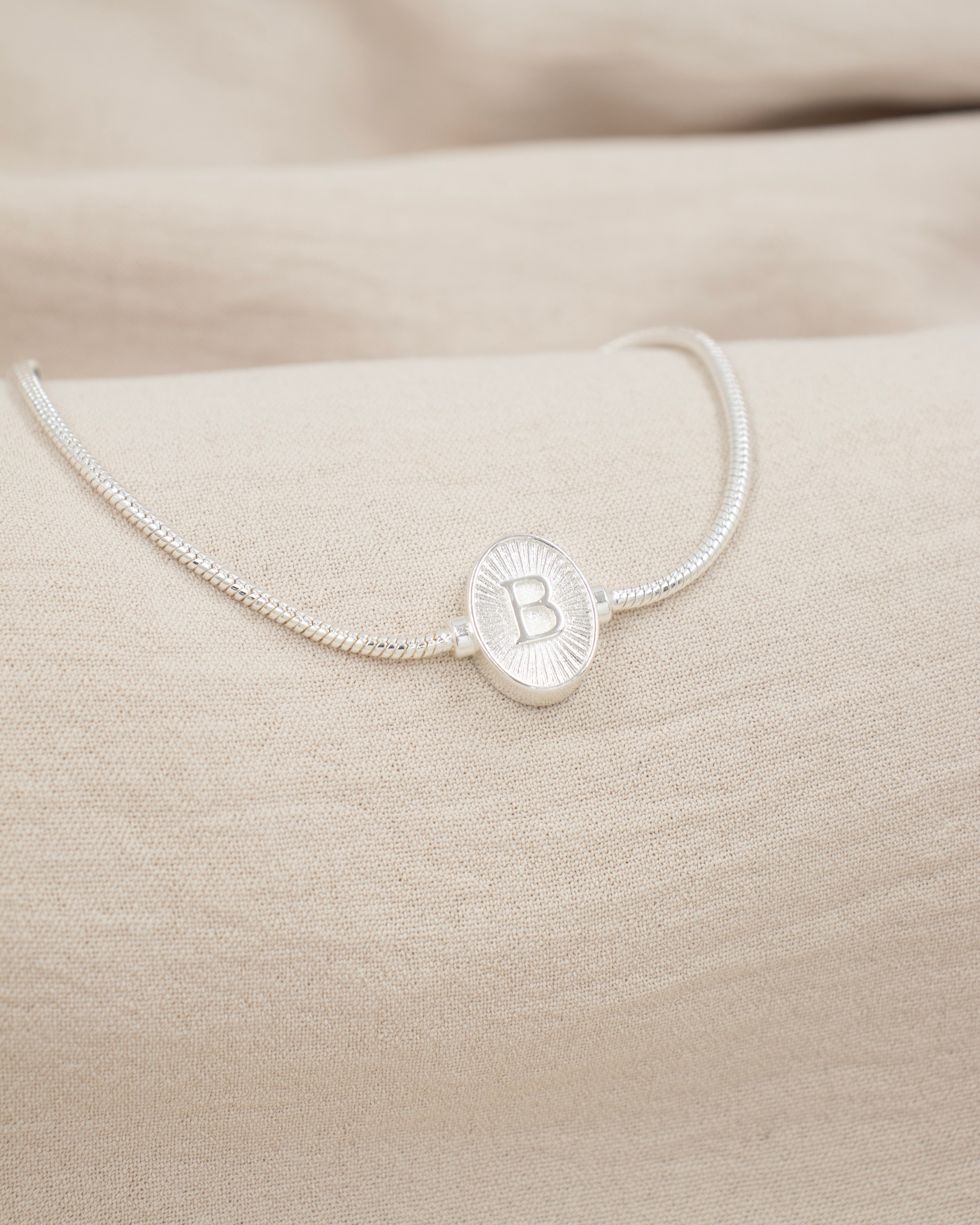 PULSERA MEDALLA INICIAL BAÑO EN PLATA