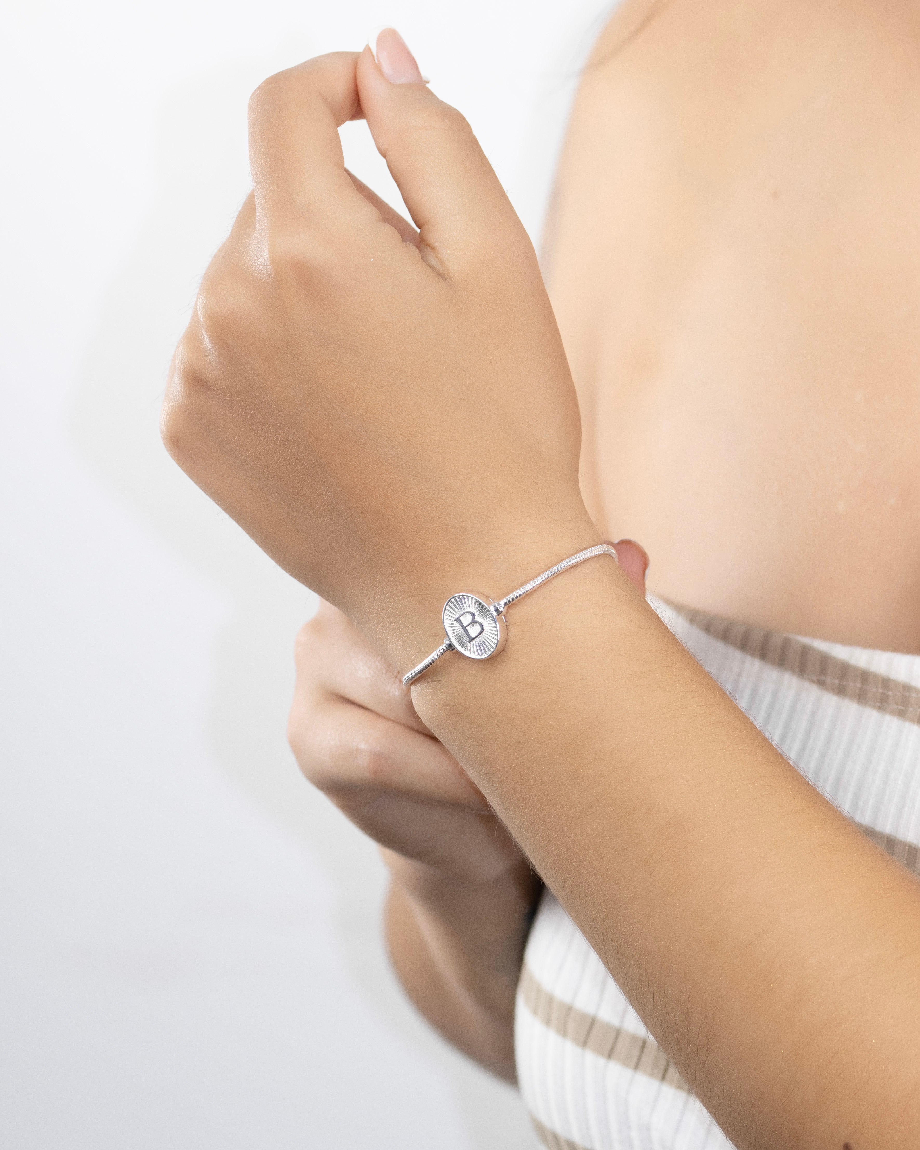 PULSERA MEDALLA INICIAL BAÑO EN PLATA
