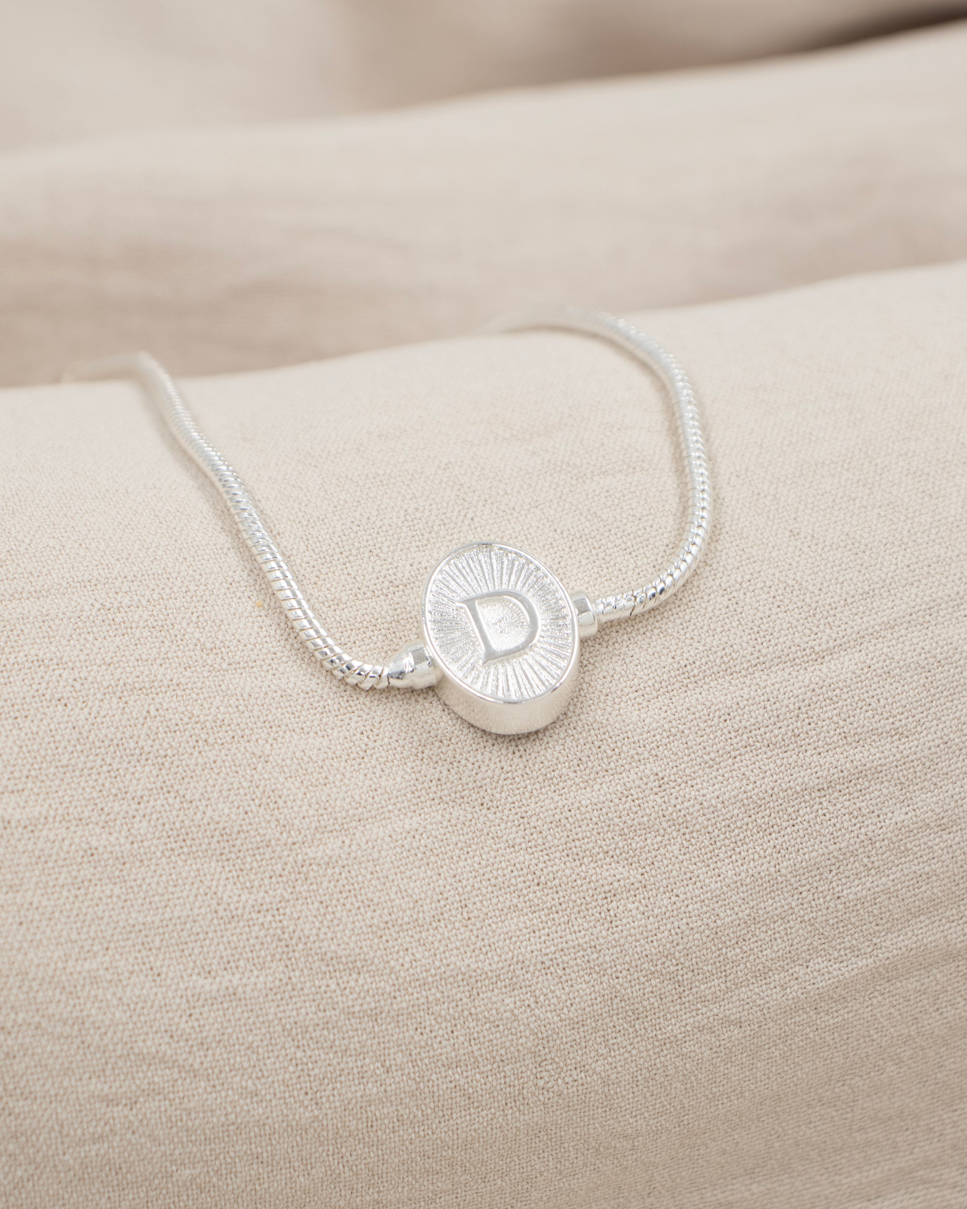 PULSERA MEDALLA INICIAL BAÑO EN PLATA