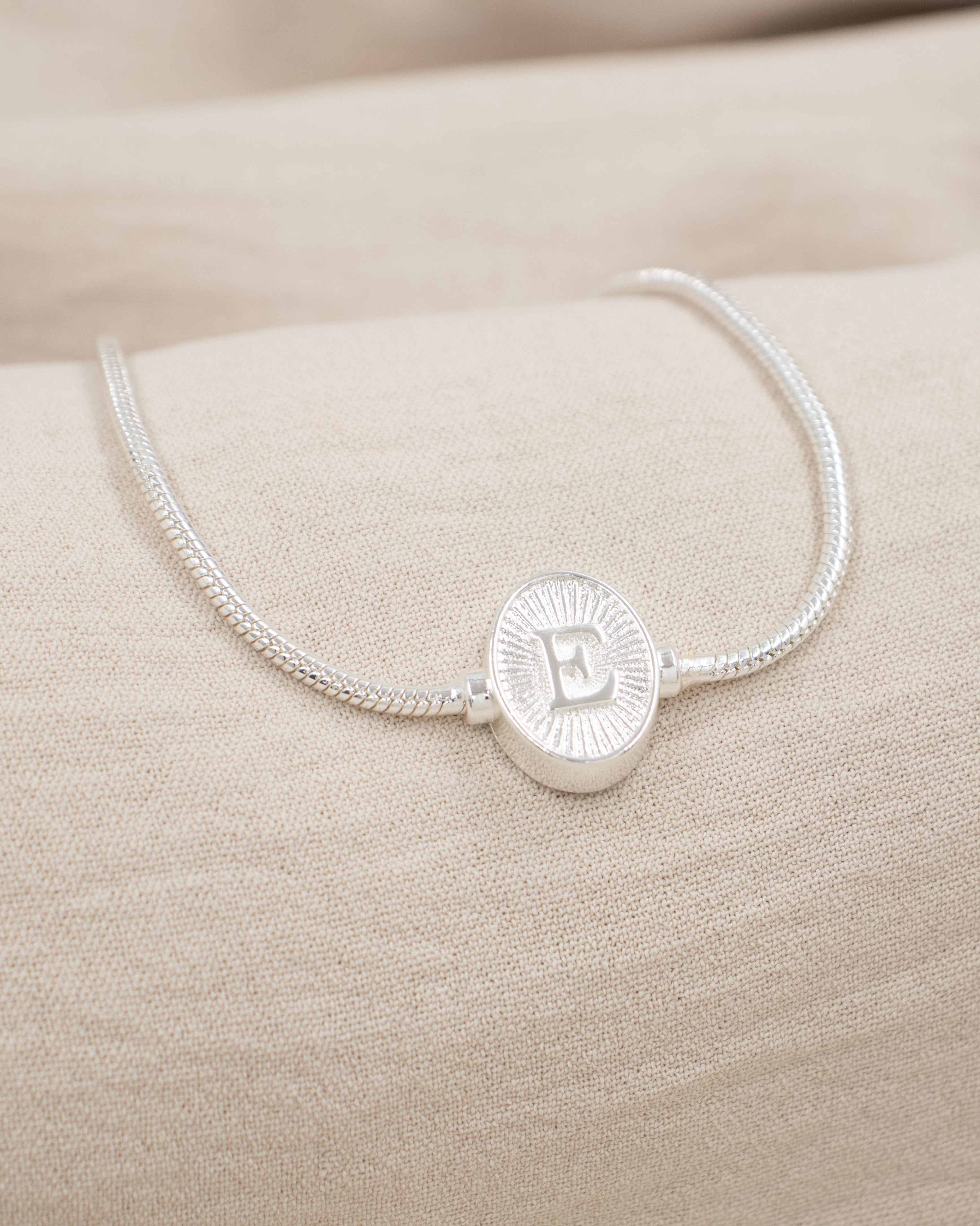 PULSERA MEDALLA INICIAL BAÑO EN PLATA