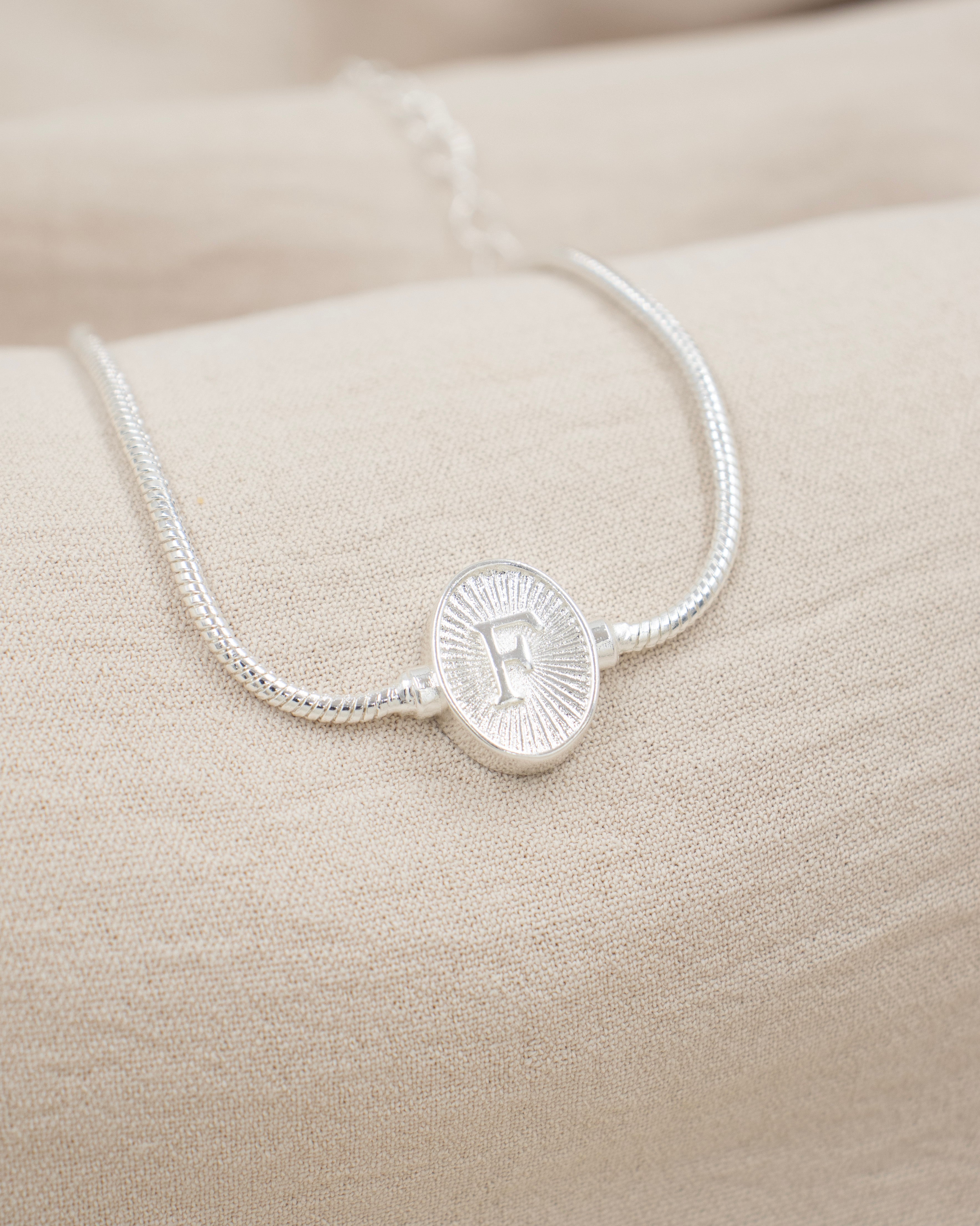 PULSERA MEDALLA INICIAL BAÑO EN PLATA