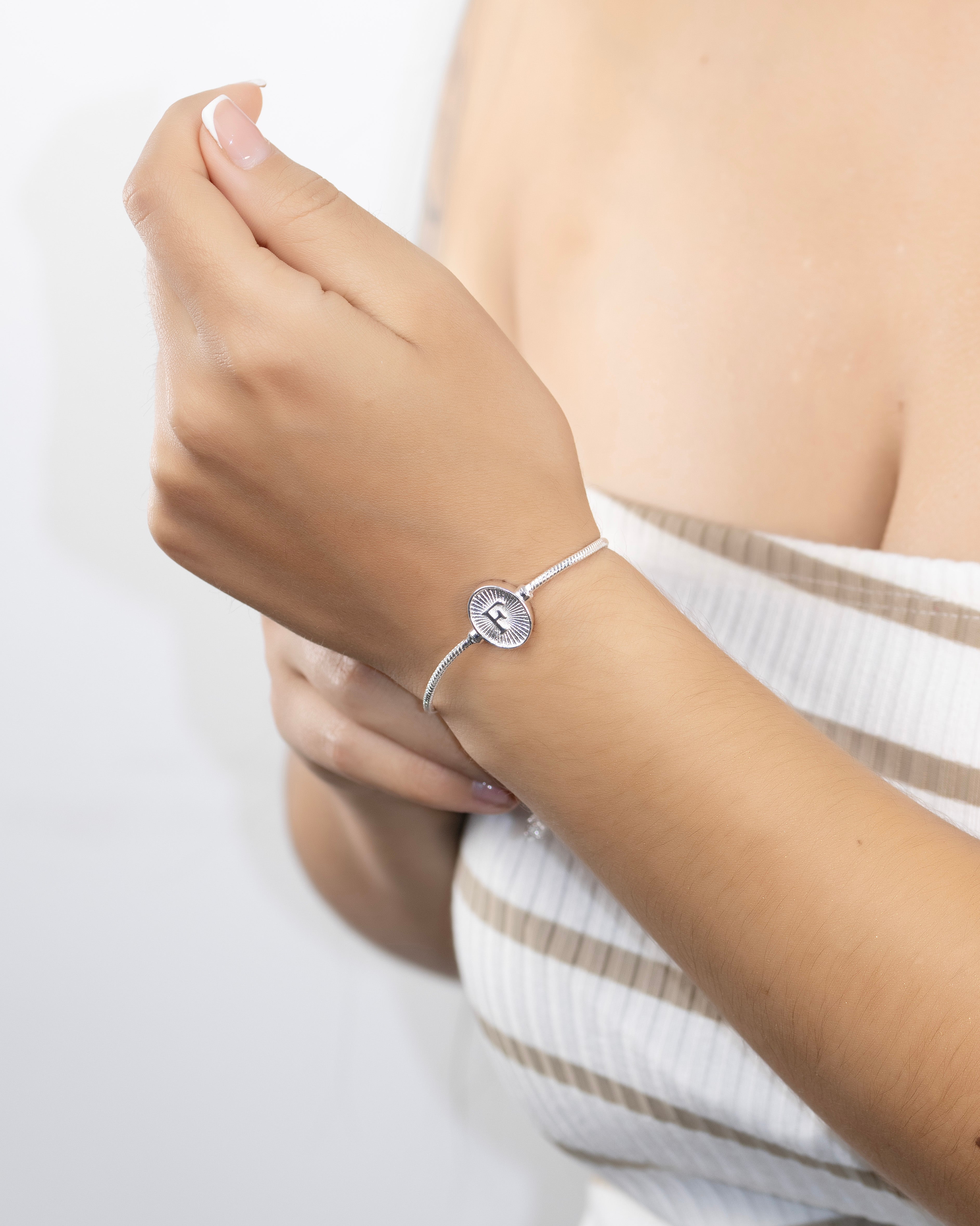 PULSERA MEDALLA INICIAL BAÑO EN PLATA