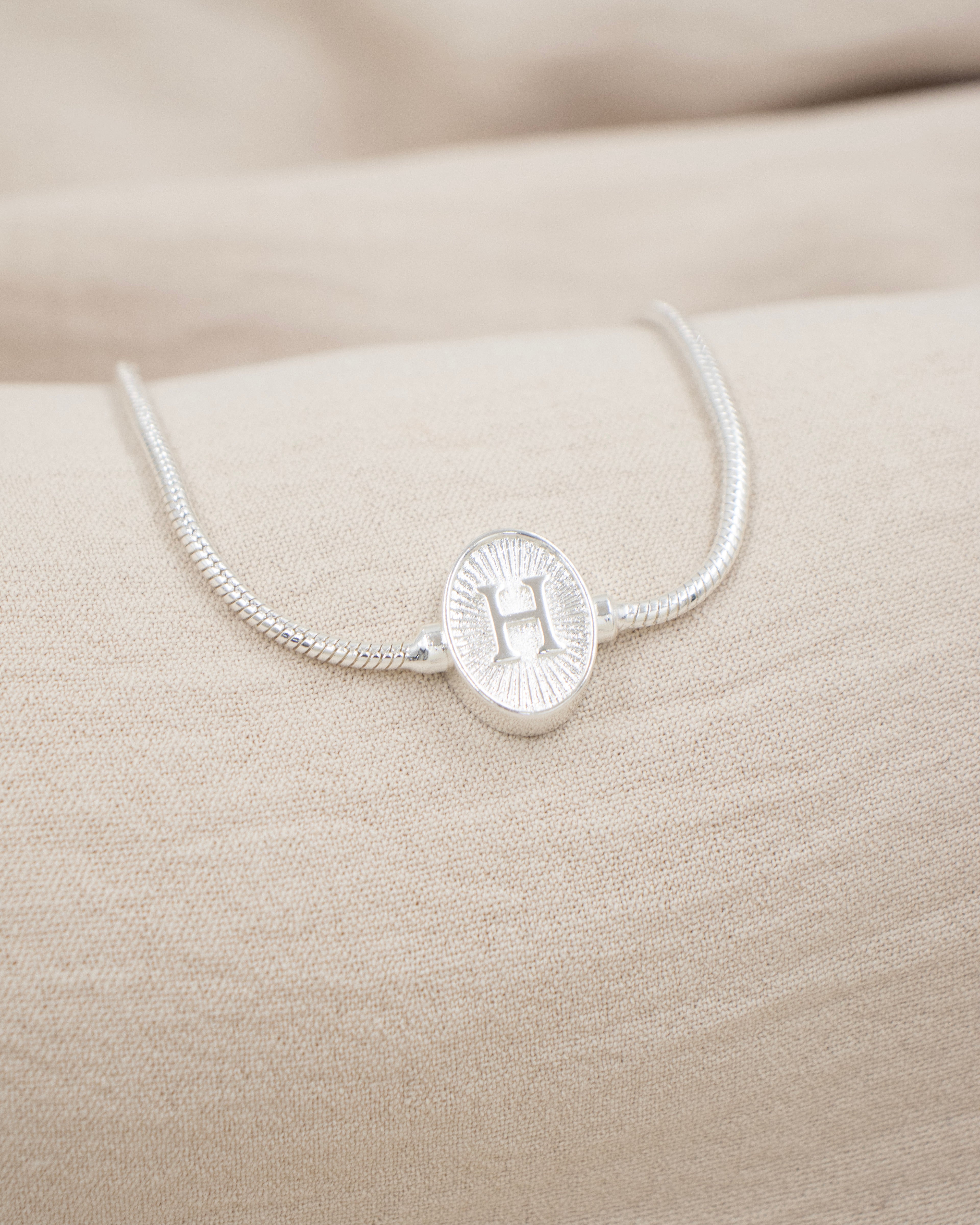 PULSERA MEDALLA INICIAL BAÑO EN PLATA