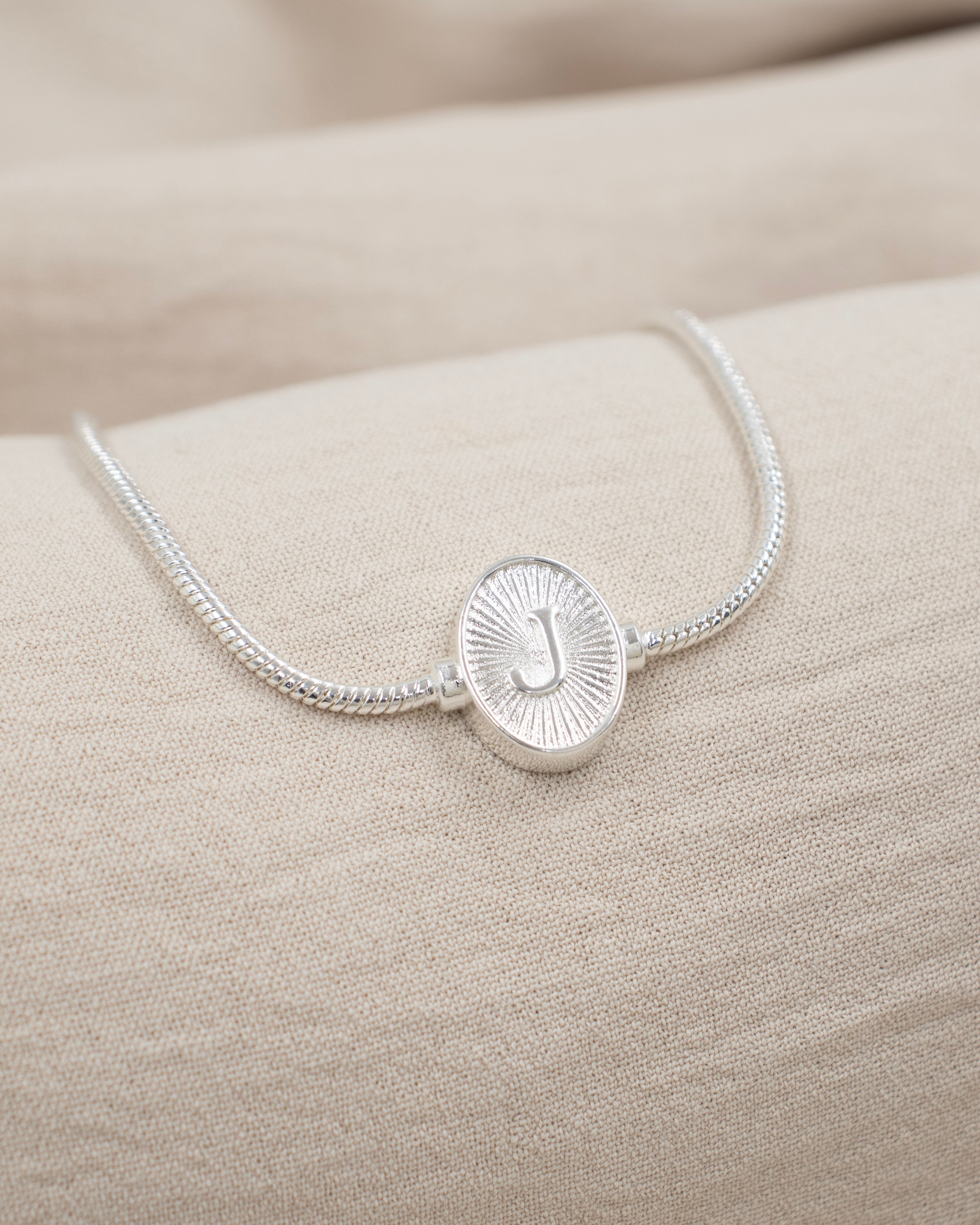 PULSERA MEDALLA INICIAL BAÑO EN PLATA