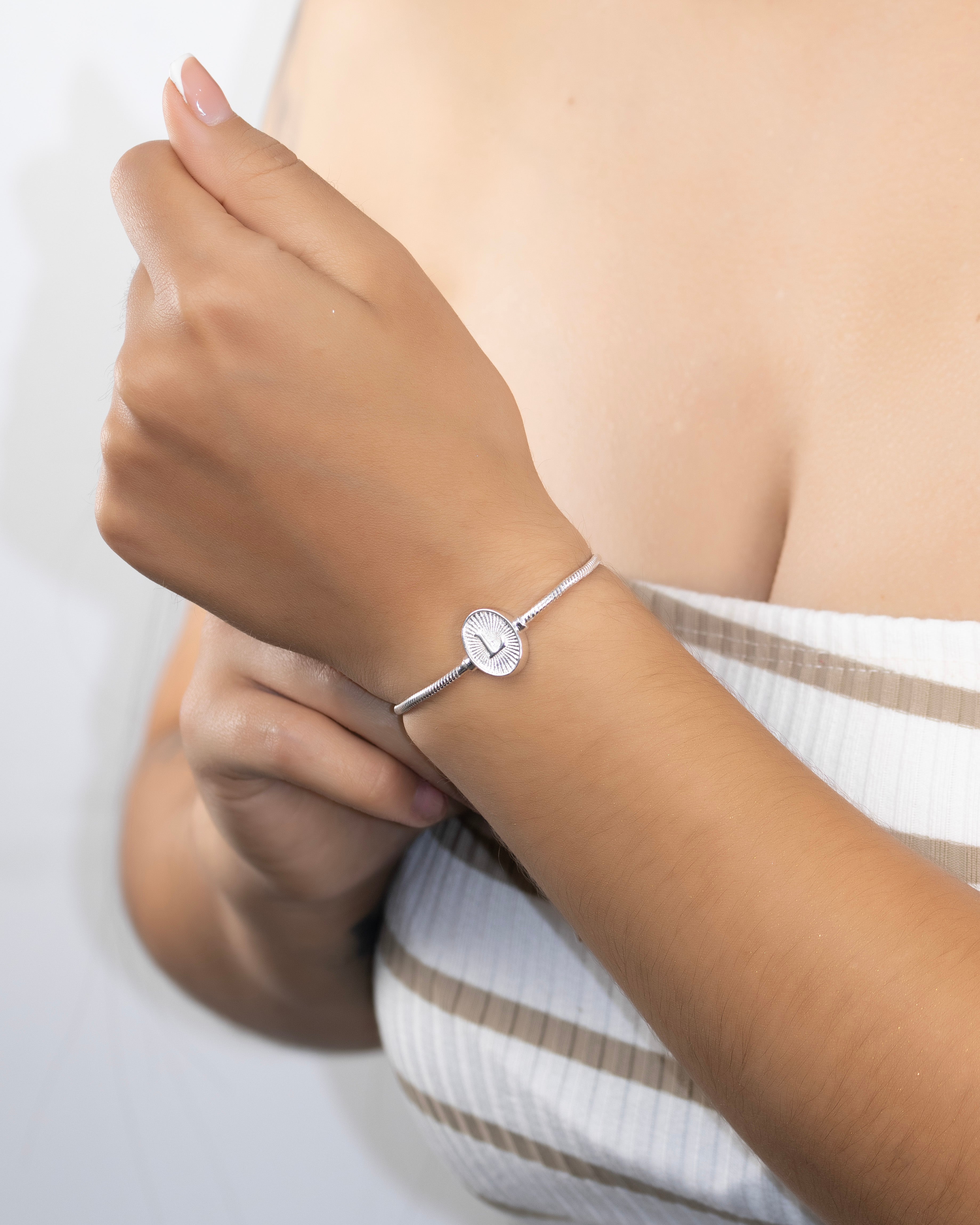 PULSERA MEDALLA INICIAL BAÑO EN PLATA