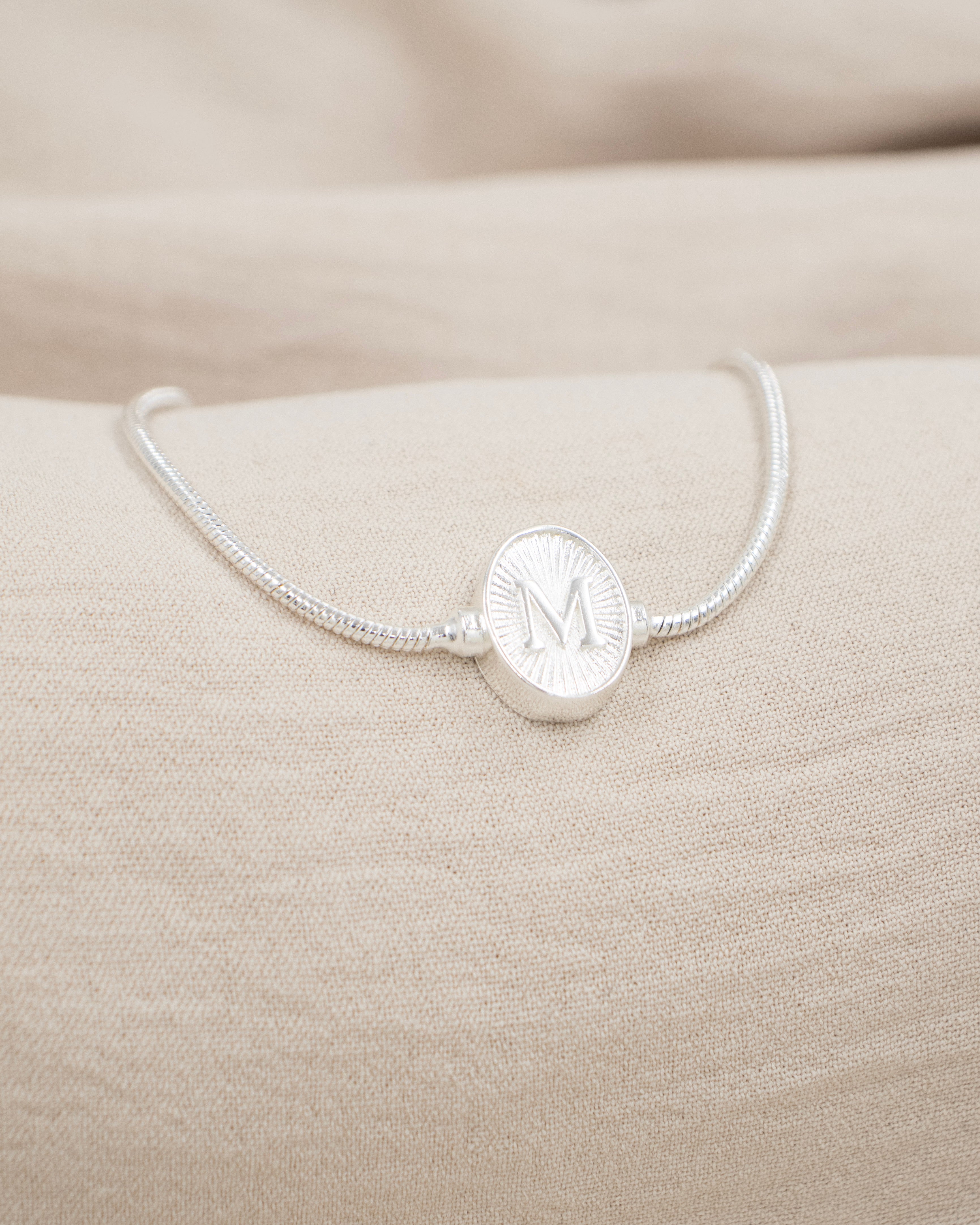 PULSERA MEDALLA INICIAL BAÑO EN PLATA