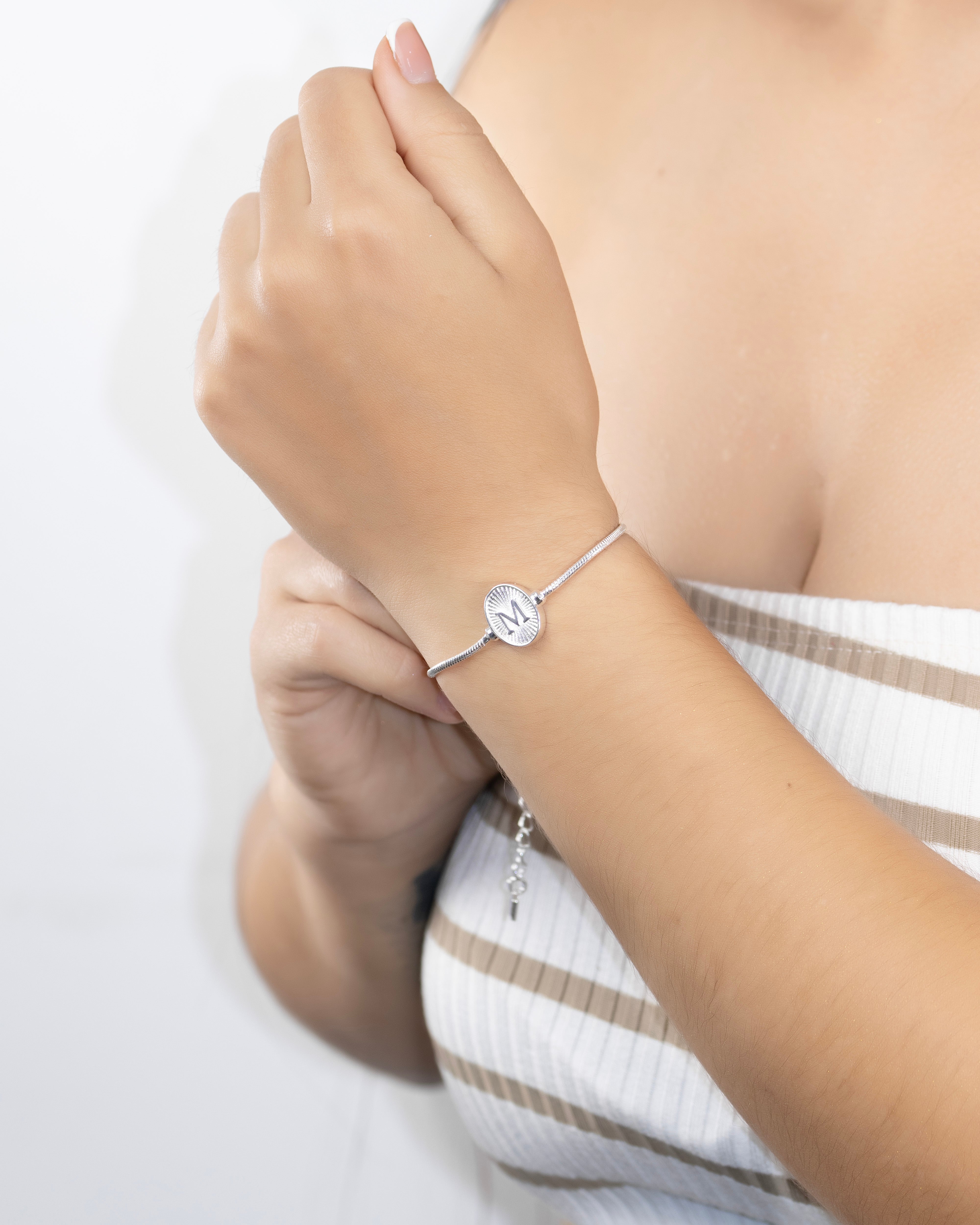 PULSERA MEDALLA INICIAL BAÑO EN PLATA