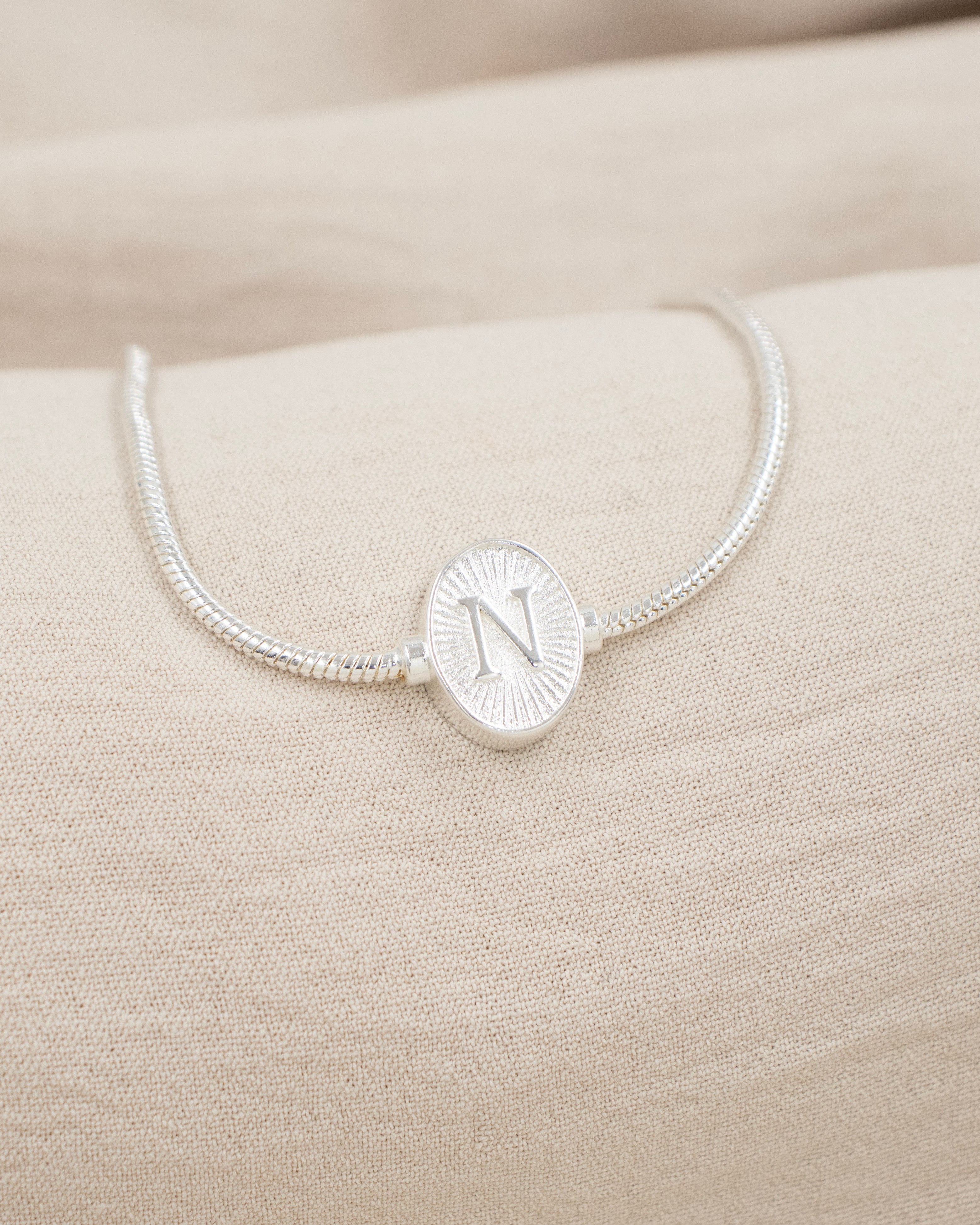 PULSERA MEDALLA INICIAL BAÑO EN PLATA