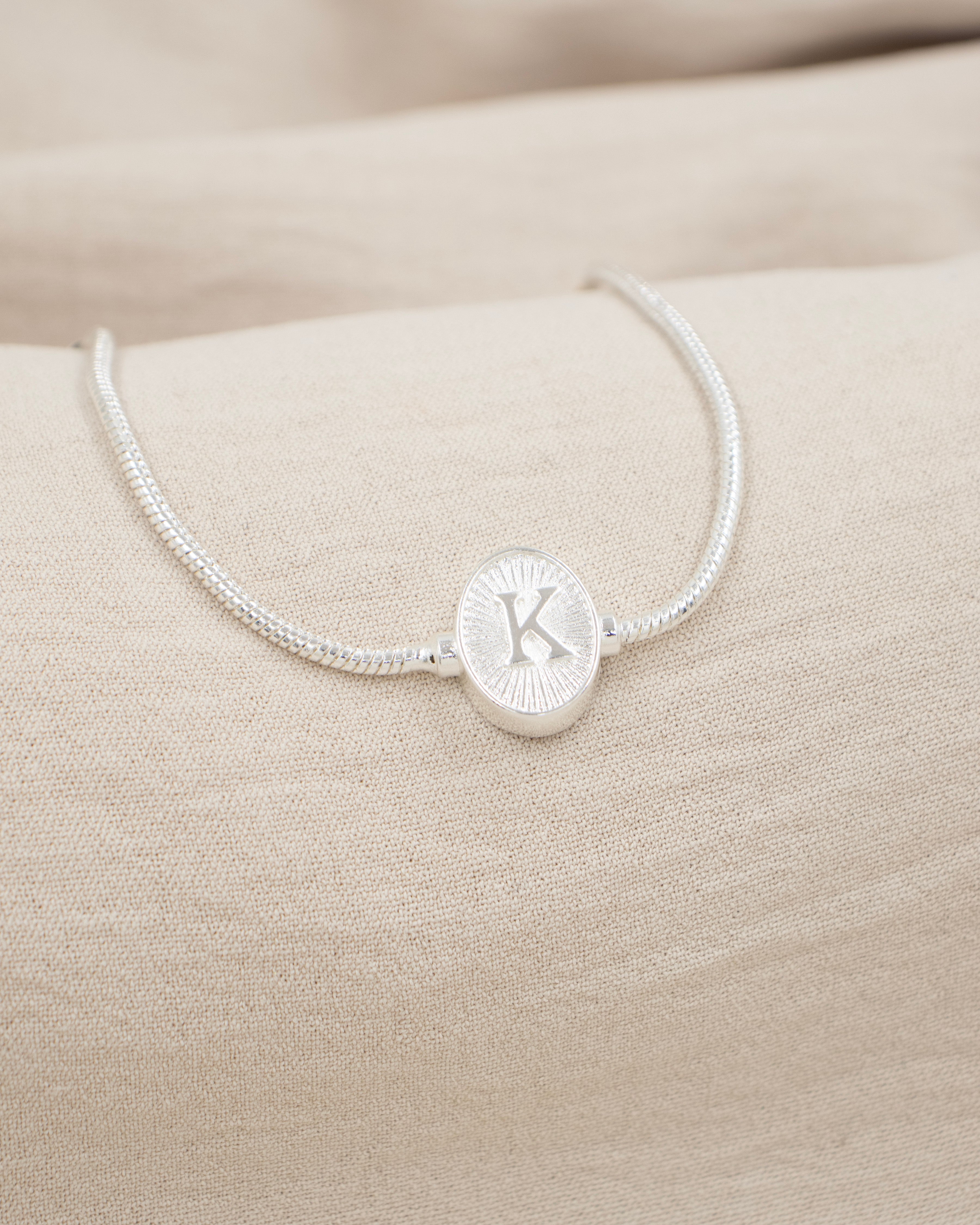 PULSERA MEDALLA INICIAL BAÑO EN PLATA