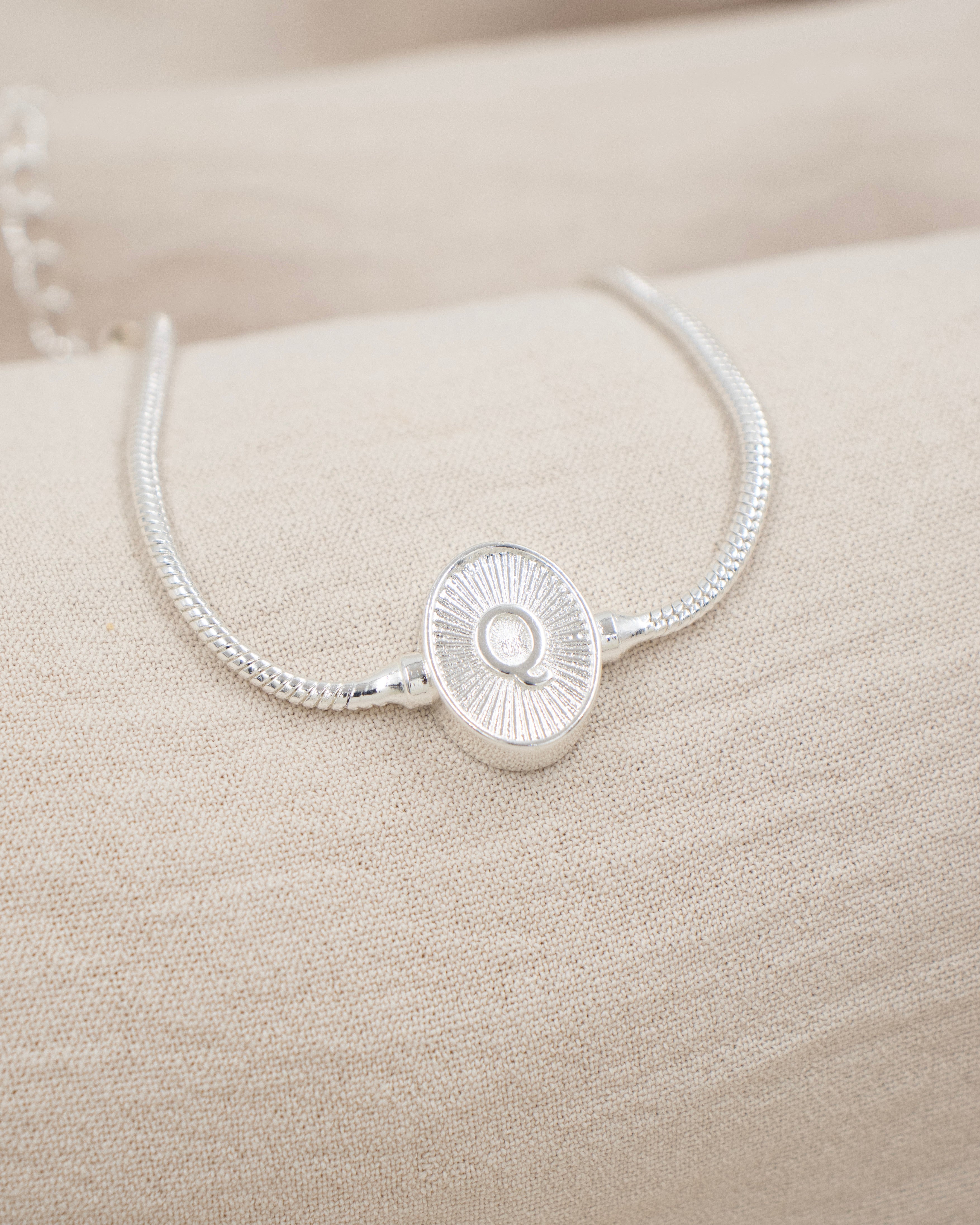 PULSERA MEDALLA INICIAL BAÑO EN PLATA