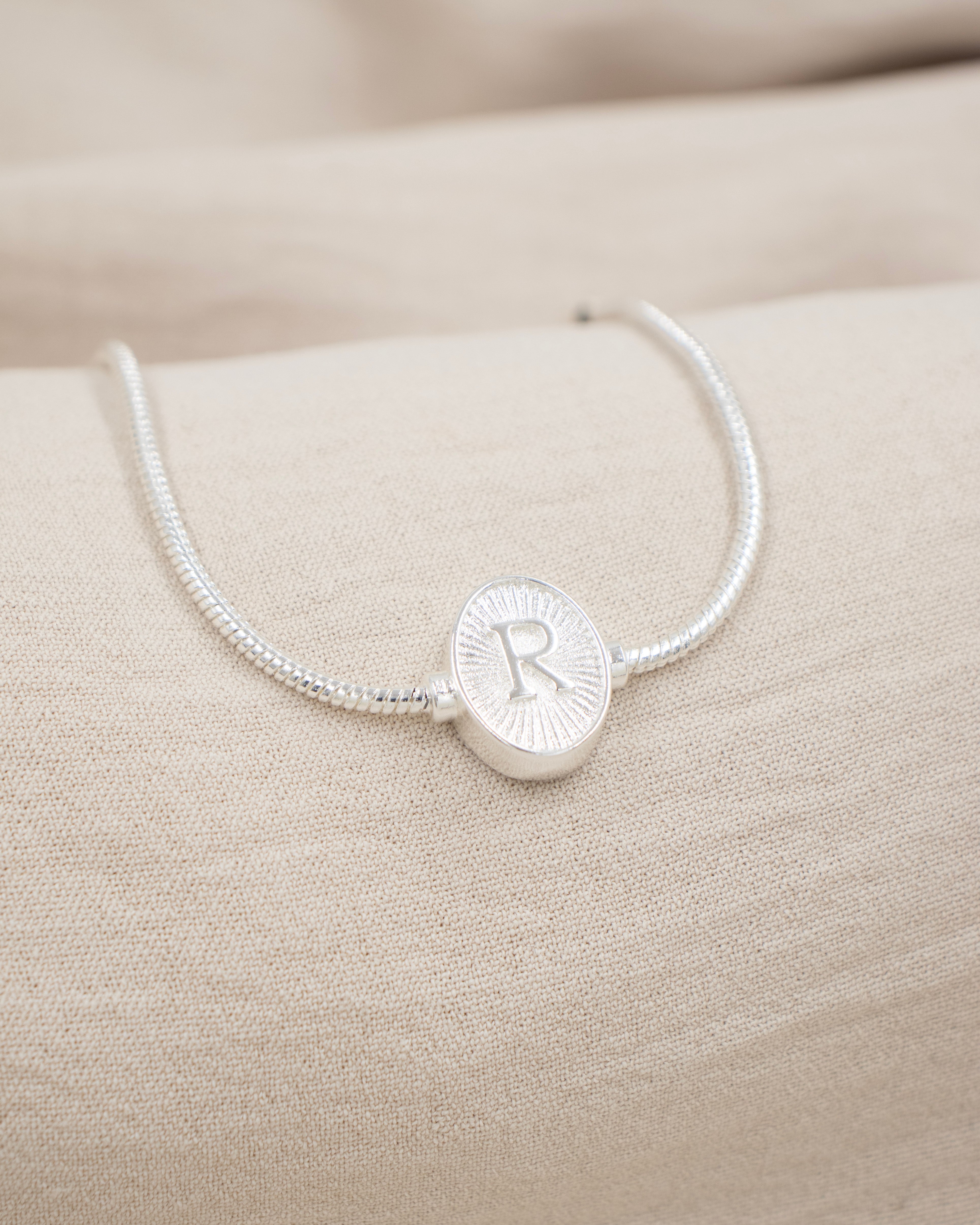 PULSERA MEDALLA INICIAL BAÑO EN PLATA