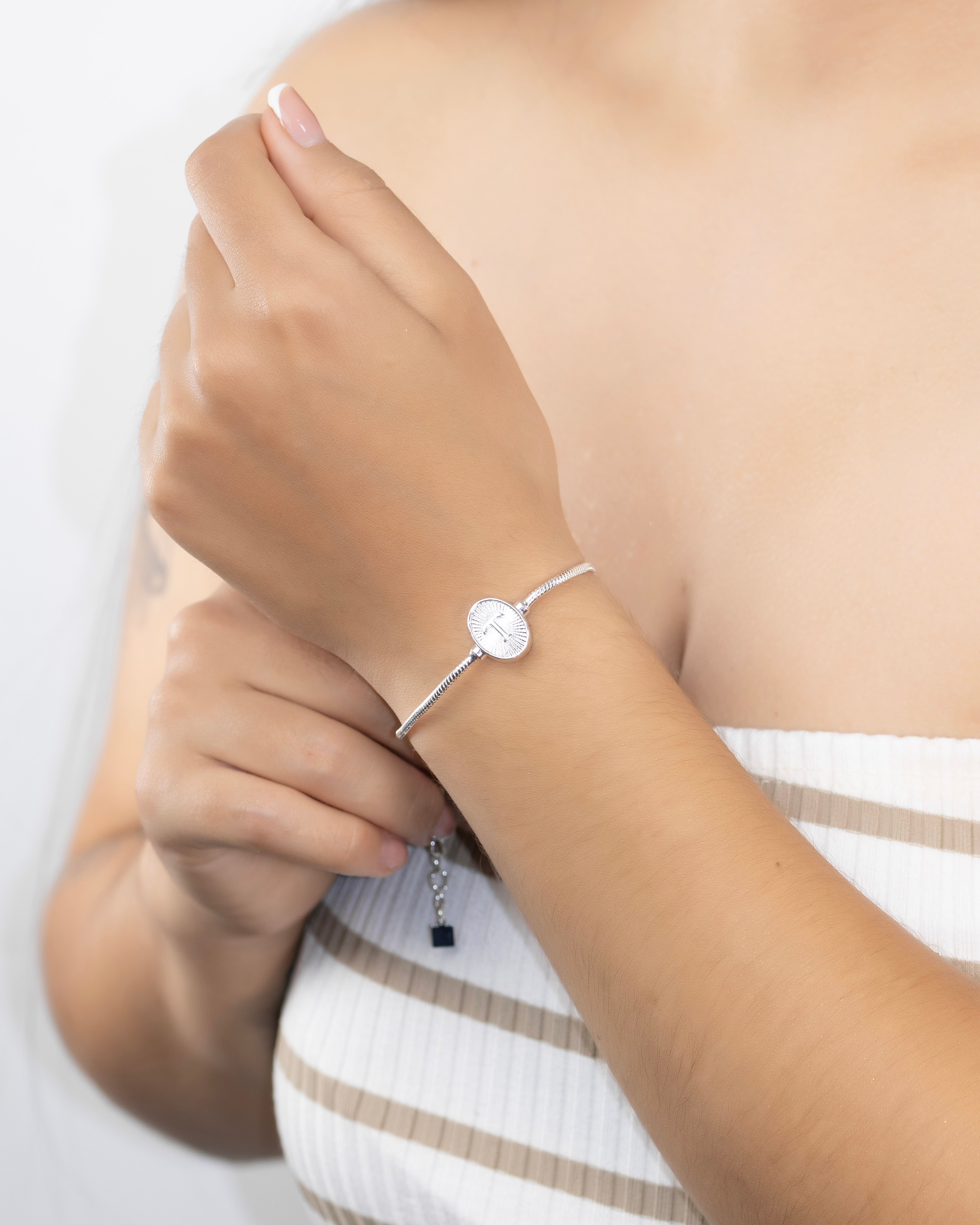 PULSERA MEDALLA INICIAL BAÑO EN PLATA