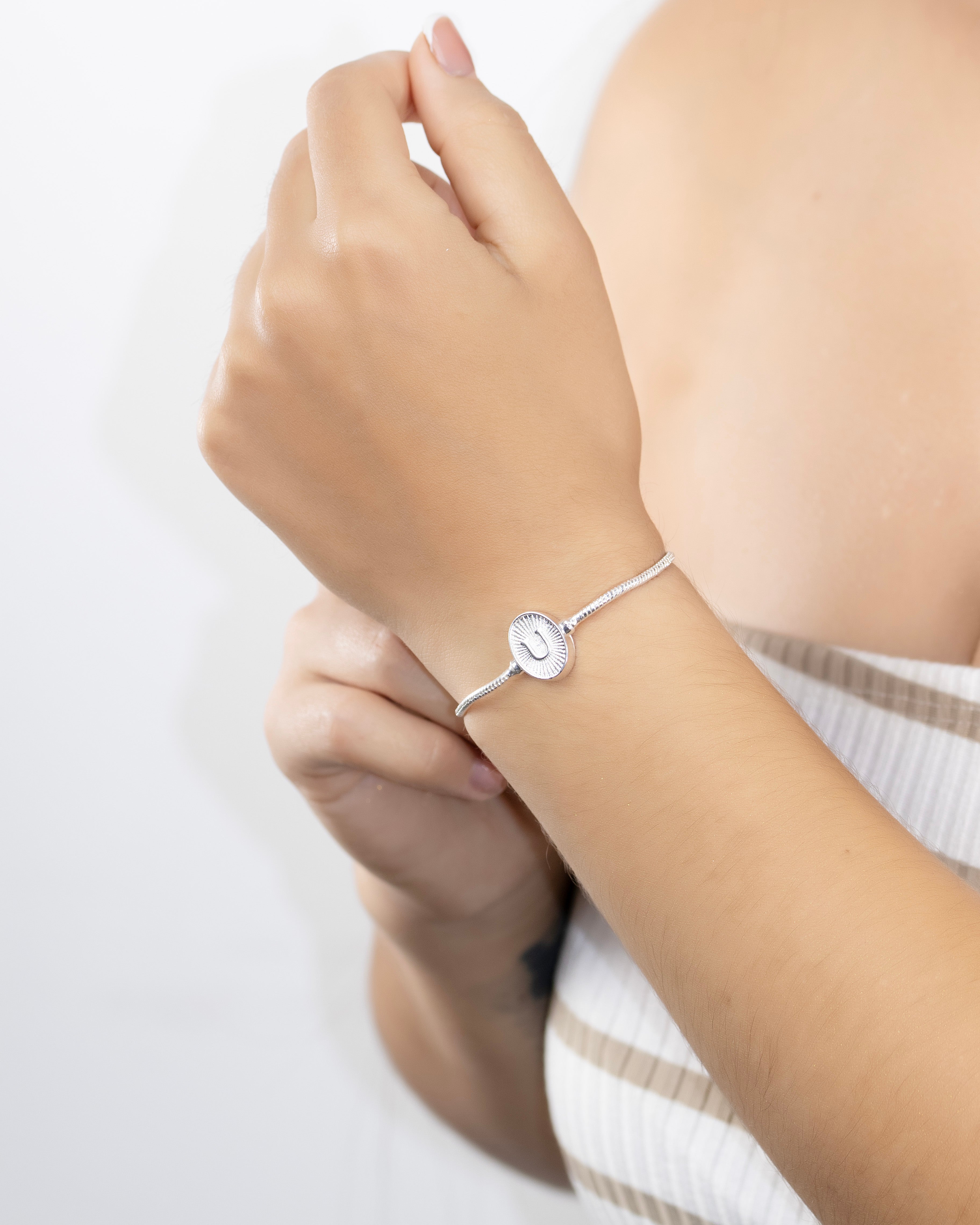 PULSERA MEDALLA INICIAL BAÑO EN PLATA