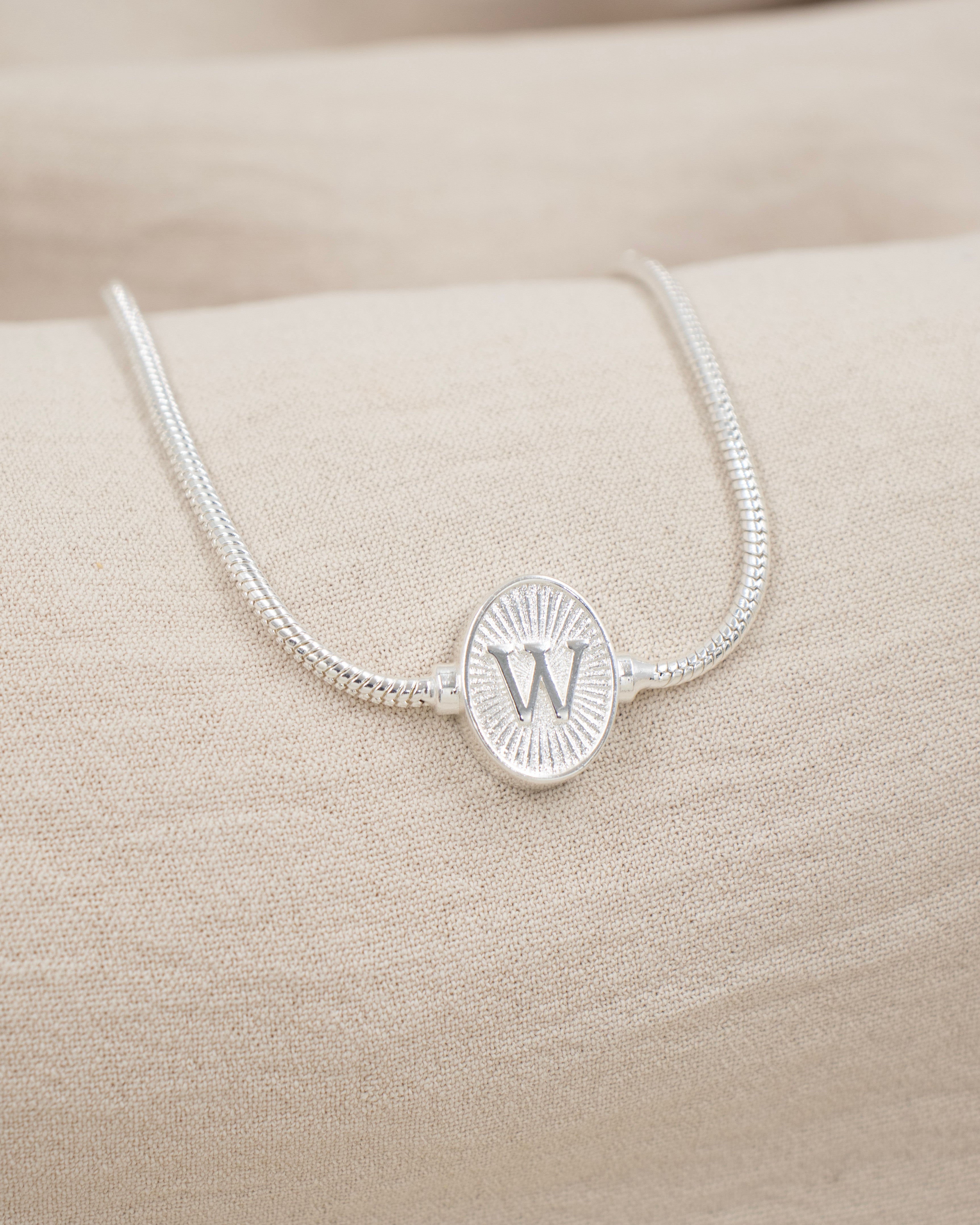 PULSERA MEDALLA INICIAL BAÑO EN PLATA
