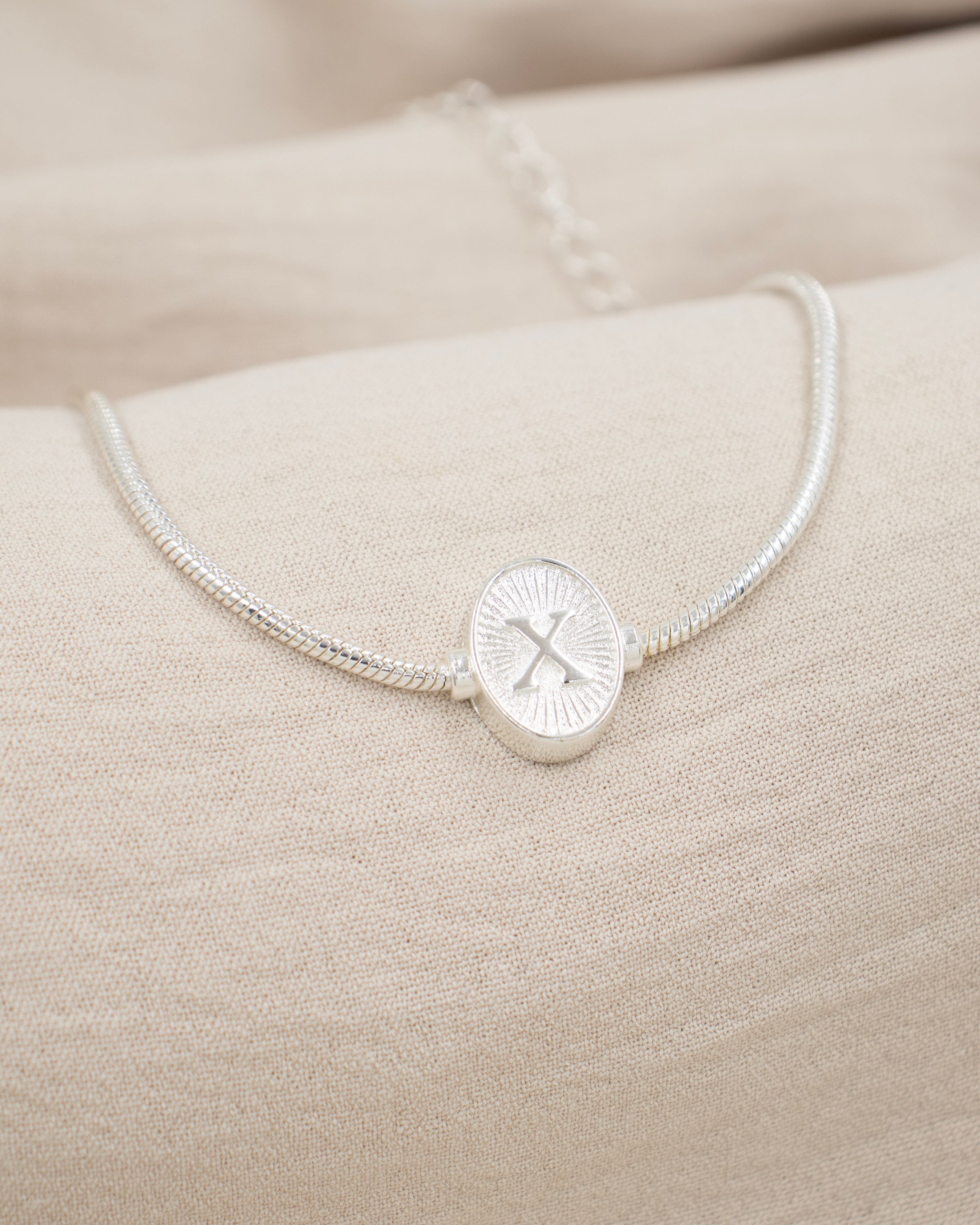 PULSERA MEDALLA INICIAL BAÑO EN PLATA