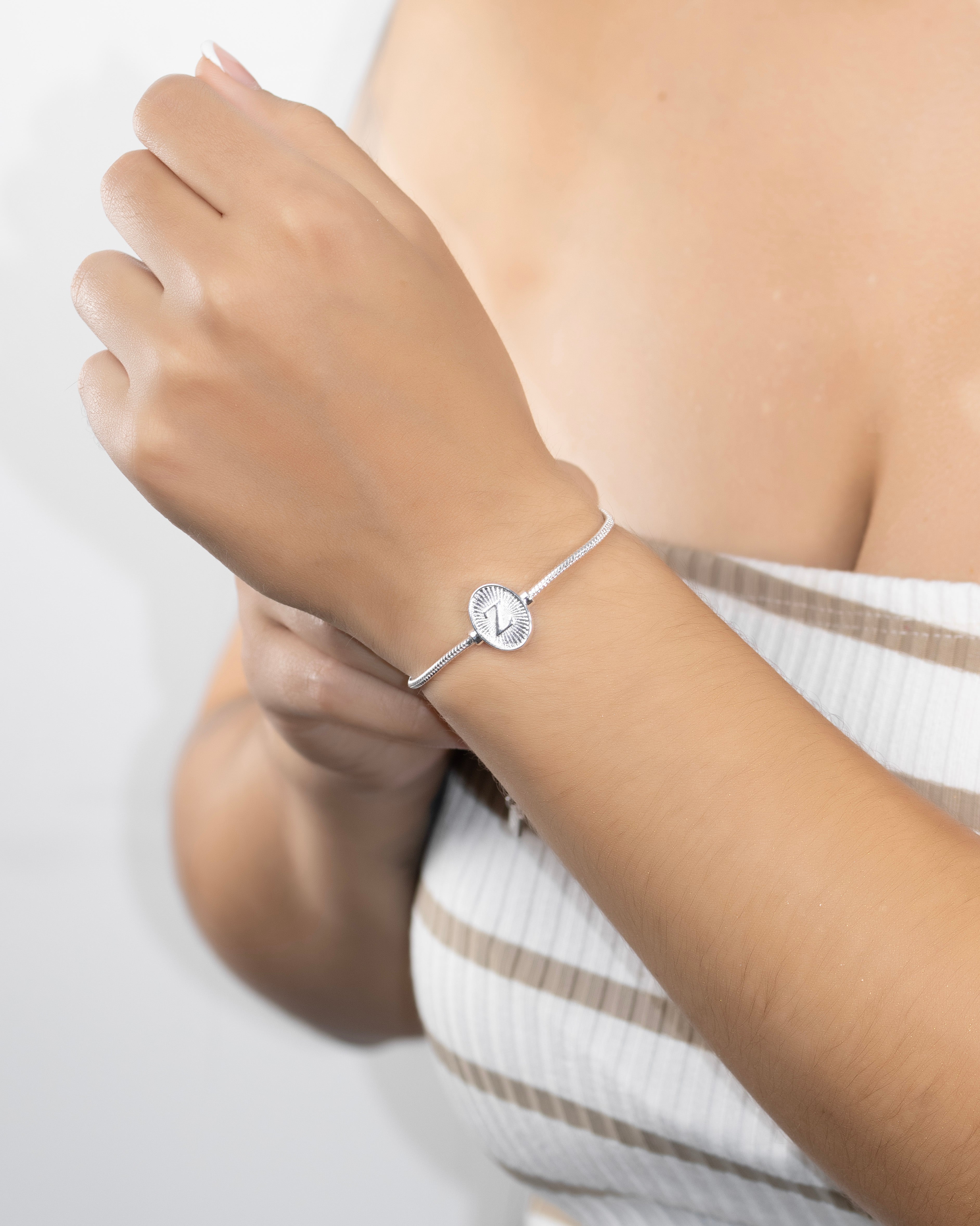 PULSERA MEDALLA INICIAL BAÑO EN PLATA